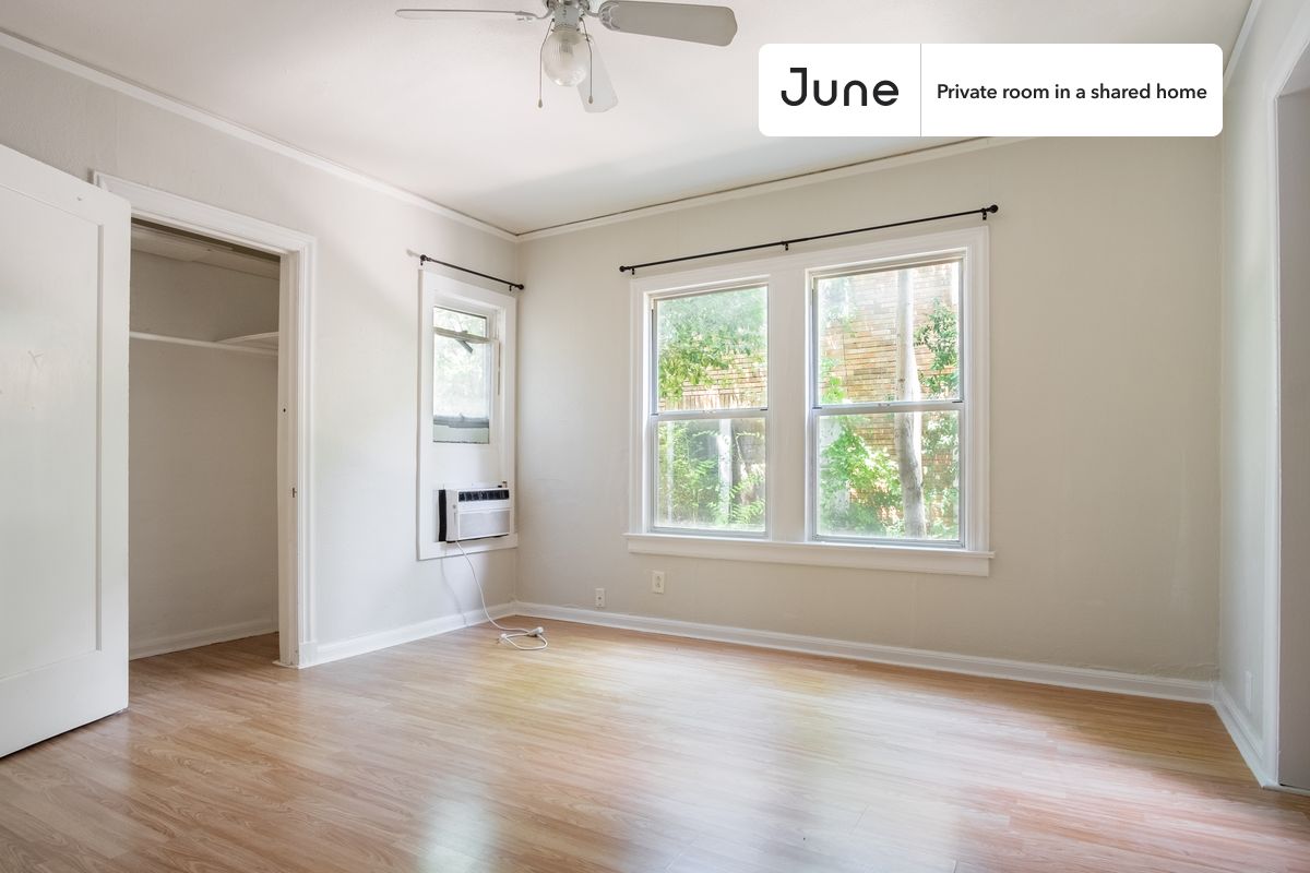 

PLEASE NOTE: This is a private room in a shared apartment. You will have your own bedroom and shared common areas (kitchen, bathroom, etc.) with other residents.

Full bedroom in a 4 bedroom / 2 bathroom apartment!

Check out 3D tour now:  https://jnhm.es/86i

This  Full room in NorthEast Dallas  is available on a 12 month lease or a flexible short term (31 to 364 days) lease. You pick your custom start and end date. Monthly rent rate is determined by furnishing preference, move-in date and move-out date. Speak to a June representative for recommendations on the best stay duration for the lowest rate, and learn more about this home on the June website:  https://jnhm.es/6cC

Amenities of this home:   Dishwasher,    Furnished Common Areas,    Wi-Fi - Paid separately (High-Speed),    Guarantors Allowed,       32-inch Flat-Screen TV,       Street parking - City permit required,    Laundry in home (free),    Hardwood Flooring,    Microwave,    Oven,    Refrigerator,   also, this unit is conveniently located, several local parks, restaurants and bars are just minutes away.

About June Homes: Welcome to the easiest rental experience of your life. Rent furnished or unfurnished apartments on a 12 month lease or a flexible short term (31 to 364 days). As a resident, you’ll have access to 24/7 support and monthly cleanings of the home’s shared spaces. Sign up now to apply online for your next home with June: https://jnhm.es/sign-roomi

Brokers welcome! Contact us for more details.

Interested? Use this listing ID when speaking to June team:  #1326 A