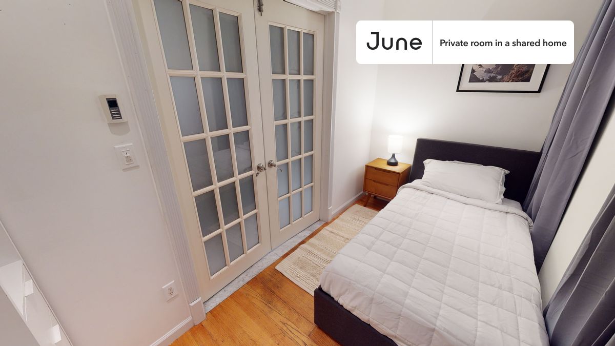 PLEASE NOTE: This is a private room in a shared apartment. You will have your own bedroom and shared common areas (kitchen, bathroom, etc.) with other residents.
Twin bedroom in a 3 bedroom / 1 bathroom apartment!
Check out 3D tour now: https://jnhm.es/Xm
This Twin room in Upper West Side is available on a 12 month lease or a flexible short term (31 to 364 days) lease. You pick your custom start and end date. Monthly rent rate is determined by furnishing preference, move-in date and move-out date. Speak to a June representative for recommendations on the best stay duration for the lowest rate, and learn more about this home on the June website: https://jnhm.es/5Lz
Amenities of this home: Furnished Common Areas, Wi-Fi - Paid separately (High-Speed), Guarantors Allowed, Laundry in home (free), Wall-Mounted TV, Hardwood Flooring, Microwave, Oven, Refrigerator, also, this unit is conveniently located, several local parks, restaurants and bars are just minutes away.
About June Homes: Welcome to the easiest rental experience of your life. Rent furnished or unfurnished apartments on a 12 month lease or a flexible short term (31 to 364 days). As a resident, you’ll have access to 24/7 support and monthly cleanings of the home’s shared spaces. Sign up now to apply online for your next home with June: https://jnhm.es/sign-roomi
Brokers welcome! Contact us for more details.
Interested? Use this listing ID when speaking to June team: #785 B