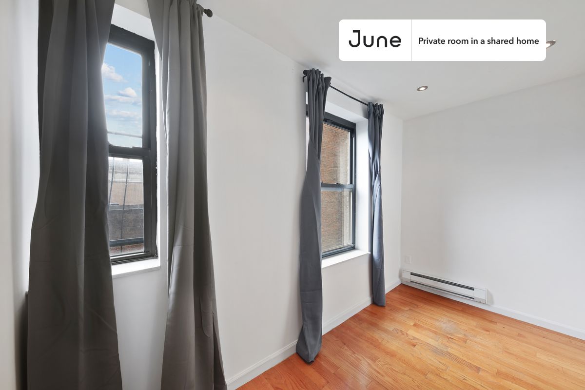 PLEASE NOTE: This is a private room in a shared apartment. You will have your own bedroom and shared common areas (kitchen, bathroom, etc.) with other residents.
Twin bedroom in a 3 bedroom / 1 bathroom apartment!
Check out 3D tour now: https://jnhm.es/Xm
This Twin room in Upper West Side is available on a 12 month lease or a flexible short term (31 to 364 days) lease. You pick your custom start and end date. Monthly rent rate is determined by furnishing preference, move-in date and move-out date. Speak to a June representative for recommendations on the best stay duration for the lowest rate, and learn more about this home on the June website: https://jnhm.es/5Lz
Amenities of this home: Furnished Common Areas, Wi-Fi - Paid separately (High-Speed), Guarantors Allowed, Laundry in home (free), Wall-Mounted TV, Hardwood Flooring, Microwave, Oven, Refrigerator, also, this unit is conveniently located, several local parks, restaurants and bars are just minutes away.
About June Homes: Welcome to the easiest rental experience of your life. Rent furnished or unfurnished apartments on a 12 month lease or a flexible short term (31 to 364 days). As a resident, you’ll have access to 24/7 support and monthly cleanings of the home’s shared spaces. Sign up now to apply online for your next home with June: https://jnhm.es/sign-roomi
Brokers welcome! Contact us for more details.
Interested? Use this listing ID when speaking to June team: #785 B
