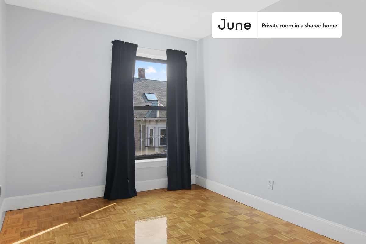 

PLEASE NOTE: This is a private room in a shared apartment. You will have your own bedroom and shared common areas (kitchen, bathroom, etc.) with other residents.

Queen bedroom in a 4 bedroom / 2 bathroom apartment!

Check out 3D tour now:  https://jnhm.es/TU

This  Queen room in Allston  is available on a 12 month lease or a flexible short term (31 to 364 days) lease. You pick your custom start and end date. Monthly rent rate is determined by furnishing preference, move-in date and move-out date. Speak to a June representative for recommendations on the best stay duration for the lowest rate, and learn more about this home on the June website:  https://jnhm.es/5A9

Amenities of this home:   Dishwasher,    Furnished Common Areas,    Wi-Fi - Paid separately (High-Speed),    Guarantors Allowed,       32-inch Flat-Screen TV,    Laundry - Paid separately (in building),       Hardwood Flooring,    Microwave,    Oven,    Refrigerator,    Air Conditioning | HVAC,   also, this unit is conveniently located, several local parks, restaurants and bars are just minutes away.

About June Homes: Welcome to the easiest rental experience of your life. Rent furnished or unfurnished apartments on a 12 month lease or a flexible short term (31 to 364 days). As a resident, you’ll have access to 24/7 support and monthly cleanings of the home’s shared spaces. Sign up now to apply online for your next home with June: https://jnhm.es/sign-roomi

Brokers welcome! Contact us for more details.

Interested? Kindly note that the minimum stay duration would be 31 days. 

Use this listing ID when speaking to June team:  #535 D