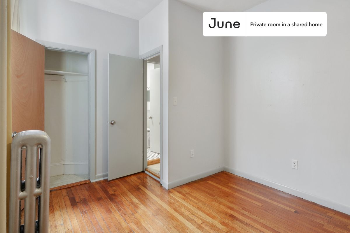 

PLEASE NOTE: This is a private room in a shared apartment. You will have your own bedroom and shared common areas (kitchen, bathroom, etc.) with other residents.

Queen bedroom in a 4 bedroom / 1 bathroom apartment!

Check out 3D tour now:  https://jnhm.es/V2

This  Queen room in Allston  is available on a 12 month lease or a flexible short term (31 to 364 days) lease. You pick your custom start and end date. Monthly rent rate is determined by furnishing preference, move-in date and move-out date. Speak to a June representative for recommendations on the best stay duration for the lowest rate, and learn more about this home on the June website:  https://jnhm.es/5Ck

Amenities of this home:   Guarantors Allowed,    32-inch Flat-Screen TV,       Street parking - City permit required,    Laundry - Paid separately (in building),    Furnished Common Areas,    Wi-Fi - Paid separately (High-Speed),       Hardwood Flooring,    Microwave,    Oven,    Refrigerator,   also, this unit is conveniently located, several local parks, restaurants and bars are just minutes away.

About June Homes: Welcome to the easiest rental experience of your life. Rent furnished or unfurnished apartments on a 12 month lease or a flexible short term (31 to 364 days). As a resident, you’ll have access to 24/7 support and monthly cleanings of the home’s shared spaces. Sign up now to apply online for your next home with June: https://jnhm.es/sign-roomi

Brokers welcome! Contact us for more details.

Interested? Kindly note that the minimum stay duration would be 31 days. 

Use this listing ID when speaking to June team:  #583 A