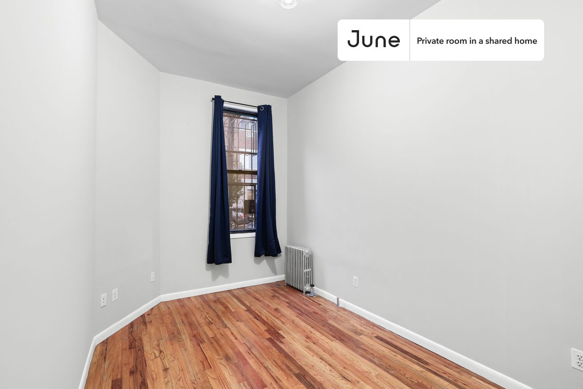 

PLEASE NOTE: This is a private room in a shared apartment. You will have your own bedroom and shared common areas (kitchen, bathroom, etc.) with other residents.

Full bedroom in a 4 bedroom / 2 bathroom apartment!

Check out 3D tour now:  https://jnhm.es/Wc

This  Full room in Williamsburg  is available on a 12 month lease or a flexible short term (31 to 364 days) lease. You pick your custom start and end date. Monthly rent rate is determined by furnishing preference, move-in date and move-out date. Speak to a June representative for recommendations on the best stay duration for the lowest rate, and learn more about this home on the June website:  https://jnhm.es/5Hf

Amenities of this home:   Dishwasher,    Furnished Common Areas,    Wi-Fi - Paid separately (High-Speed),    Guarantors Allowed,       32-inch Flat-Screen TV,       Street parking - City permit required,    Laundry in home (free),    Hardwood Flooring,    Microwave,    Oven,    Refrigerator,   also, this unit is conveniently located, several local parks, restaurants and bars are just minutes away.

About June Homes: Welcome to the easiest rental experience of your life. Rent furnished or unfurnished apartments on a 12 month lease or a flexible short term (31 to 364 days). As a resident, you’ll have access to 24/7 support and monthly cleanings of the home’s shared spaces. Sign up now to apply online for your next home with June: https://jnhm.es/sign-roomi

Brokers welcome! Contact us for more details.

Interested? Use this listing ID when speaking to June team:  #691 D