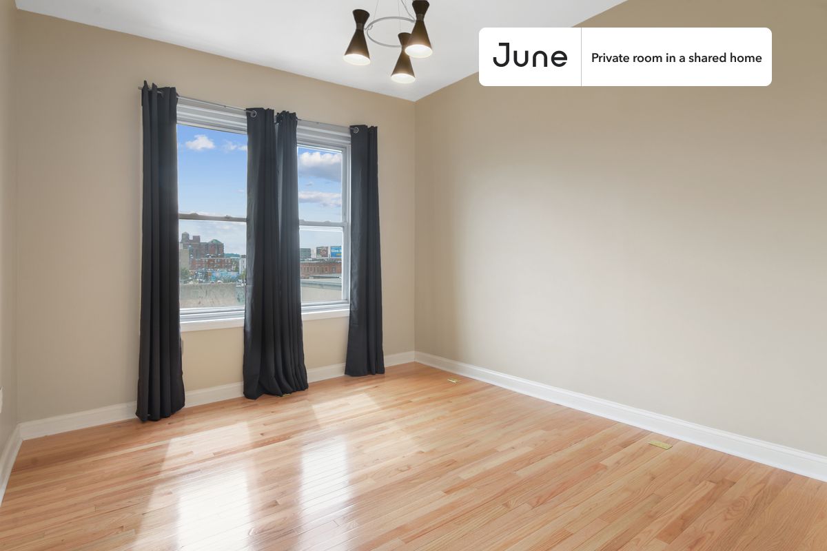 

PLEASE NOTE: This is a private room in a shared apartment. You will have your own bedroom and shared common areas (kitchen, bathroom, etc.) with other residents.

Queen bedroom in a 4 bedroom / 1 bathroom apartment!

Check out 3D tour now:  https://jnhm.es/5c

This  Queen room in Allston  is available on a 12 month lease or a flexible short term (31 to 364 days) lease. You pick your custom start and end date. Monthly rent rate is determined by furnishing preference, move-in date and move-out date. Speak to a June representative for recommendations on the best stay duration for the lowest rate, and learn more about this home on the June website:  https://jnhm.es/5vk

Amenities of this home:   Dishwasher,    Furnished Common Areas,    Wi-Fi - Paid separately (High-Speed),    Guarantors Allowed,          Laundry - Paid separately (in building),    Smart lock,    Wall-Mounted TV,    Hardwood Flooring,    Microwave,    Oven,    Refrigerator,   also, this unit is conveniently located, several local parks, restaurants and bars are just minutes away.

About June Homes: Welcome to the easiest rental experience of your life. Rent furnished or unfurnished apartments on a 12 month lease or a flexible short term (31 to 364 days). As a resident, you’ll have access to 24/7 support and monthly cleanings of the home’s shared spaces. Sign up now to apply online for your next home with June: https://jnhm.es/sign-roomi

Brokers welcome! Contact us for more details.

Interested? Kindly note that the minimum stay duration would be 31 days. 

Use this listing ID when speaking to June team:  #442 D