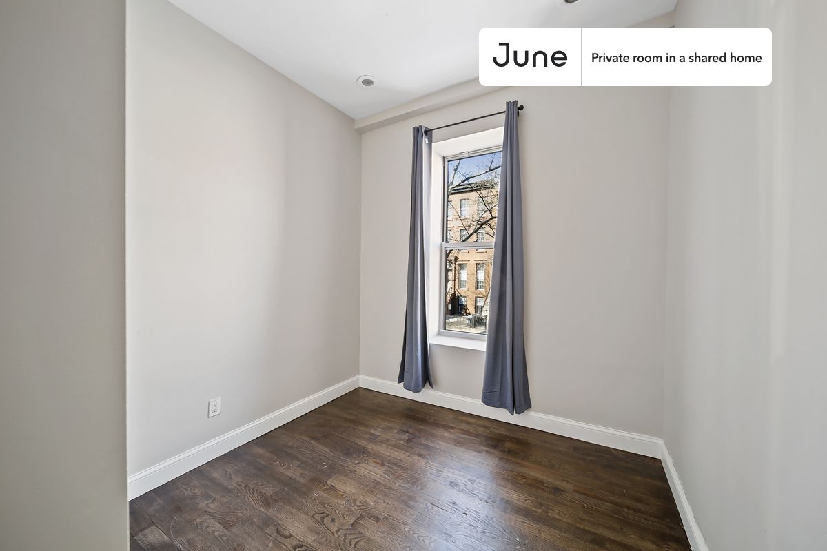 PLEASE NOTE: This is a private room in a shared apartment. You will have your own bedroom and shared common areas (kitchen, bathroom, etc.) with other residents.
Full bedroom in a 4 bedroom / 2 bathroom apartment!
Check out 3D tour now: https://jnhm.es/10z
This Full room in Bedford-Stuyvesant is available on a 12 month lease or a flexible short term (31 to 364 days) lease. You pick your custom start and end date. Monthly rent rate is determined by furnishing preference, move-in date and move-out date. Speak to a June representative for recommendations on the best stay duration for the lowest rate, and learn more about this home on the June website: https://jnhm.es/5Re
Amenities of this home: Furnished Common Areas, Wi-Fi - Paid separately (High-Speed), Guarantors Allowed, Central AC (Common space), Wall-Mounted TV, Hardwood Flooring, Microwave, Oven, Refrigerator, also, this unit is conveniently located, several local parks, restaurants and bars are just minutes away.
About June Homes: Welcome to the easiest rental experience of your life. Rent furnished or unfurnished apartments on a 12 month lease or a flexible short term (31 to 364 days). As a resident, you’ll have access to 24/7 support and monthly cleanings of the home’s shared spaces. Sign up now to apply online for your next home with June: https://jnhm.es/sign-roomi
Brokers welcome! Contact us for more details.
Interested? Use this listing ID when speaking to June team: #896 C