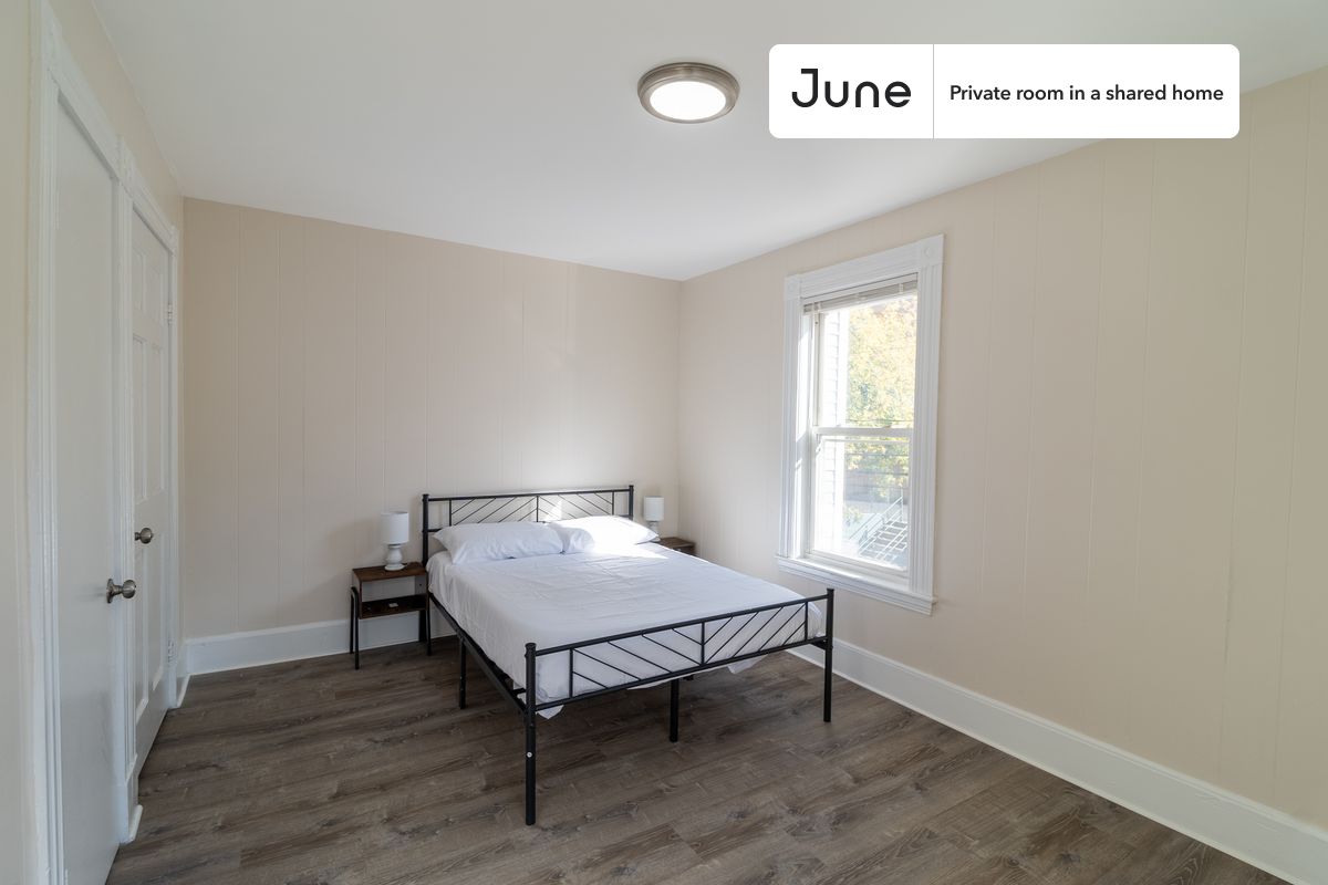 

PLEASE NOTE: This is a private room in a shared apartment. You will have your own bedroom and shared common areas (kitchen, bathroom, etc.) with other residents.

Queen bedroom in a 7 bedroom / 2 bathroom apartment!

Check out 3D tour now:  https://jnhm.es/8eA

This  Queen room in Allston  is available on a 12 month lease or a flexible short term (31 to 364 days) lease. You pick your custom start and end date. Monthly rent rate is determined by furnishing preference, move-in date and move-out date. Speak to a June representative for recommendations on the best stay duration for the lowest rate, and learn more about this home on the June website:  https://jnhm.es/6vO

Amenities of this home:   32-inch Flat-Screen TV,    Dine in kitchen,       Paid parking,    Dishwasher,    Furnished Common Areas,    Wi-Fi - Paid separately (High-Speed),    Guarantors Allowed,       Laundry in building (free),    Living area,    Hardwood Flooring,    Microwave,    Oven,    Refrigerator,   also, this unit is conveniently located, several local parks, restaurants and bars are just minutes away.

About June Homes: Welcome to the easiest rental experience of your life. Rent furnished or unfurnished apartments on a 12 month lease or a flexible short term (31 to 364 days). As a resident, you’ll have access to 24/7 support and monthly cleanings of the home’s shared spaces. Sign up now to apply online for your next home with June: https://jnhm.es/sign-roomi

Brokers welcome! Contact us for more details.

Interested? Kindly note that the minimum stay duration would be 31 days. 

Use this listing ID when speaking to June team:  #1734 E