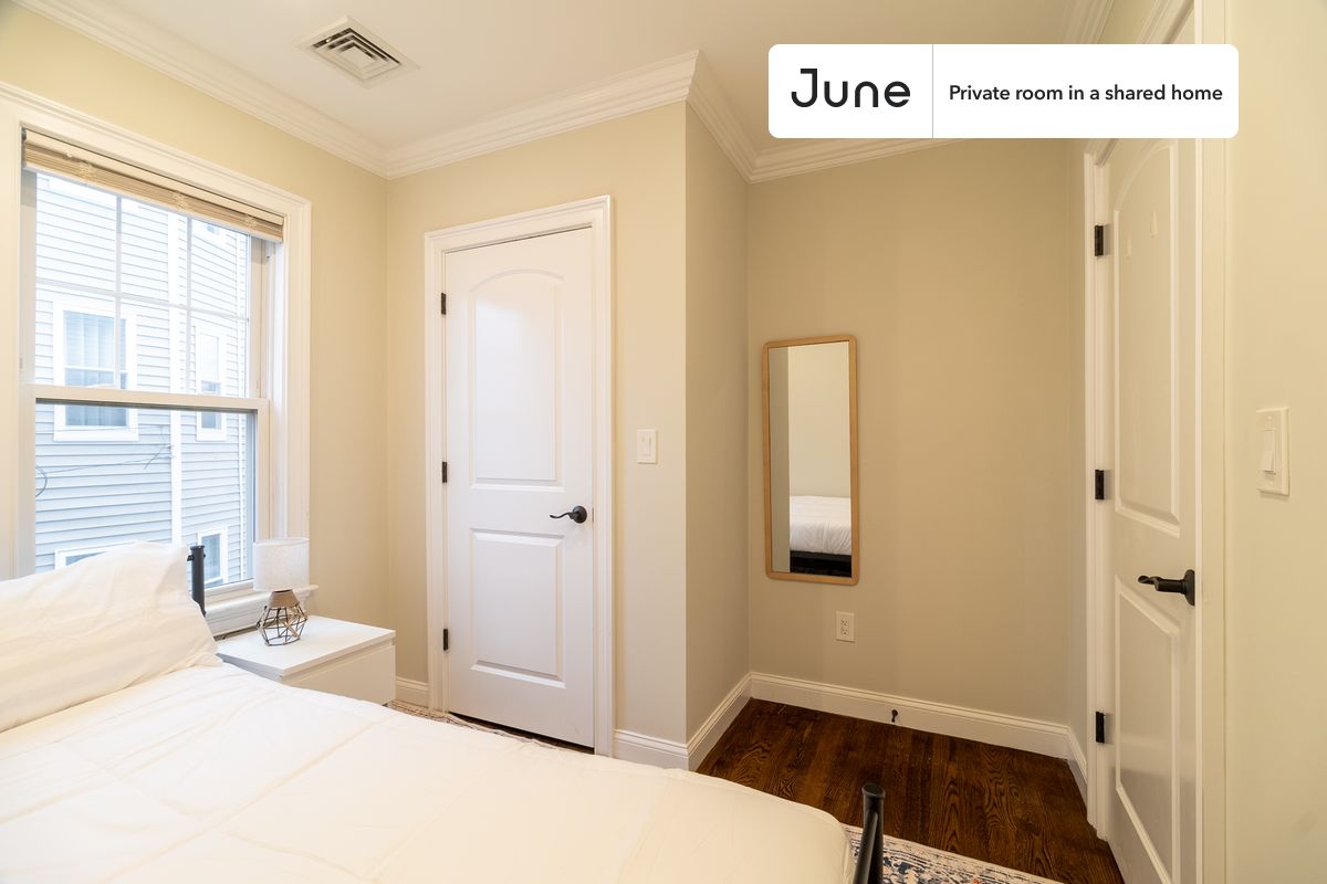 

PLEASE NOTE: This is a private room in a shared apartment. You will have your own bedroom and shared common areas (kitchen, bathroom, etc.) with other residents.

Full bedroom in a 4 bedroom / 1.5 bathroom apartment!

Check out 3D tour now:  https://jnhm.es/8fu

This  Full room in Somerville  is available on a 12 month lease or a flexible short term (31 to 364 days) lease. You pick your custom start and end date. Monthly rent rate is determined by furnishing preference, move-in date and move-out date. Speak to a June representative for recommendations on the best stay duration for the lowest rate, and learn more about this home on the June website:  https://jnhm.es/6zh

Amenities of this home:   Dishwasher,    Furnished Common Areas,    Wi-Fi - Paid separately (High-Speed),    Guarantors Allowed,       Dining area,    Laundry in home (free),       Living area,    Hardwood Flooring,    Microwave,    Oven,    Refrigerator,    Air Conditioning | HVAC,   also, this unit is conveniently located, several local parks, restaurants and bars are just minutes away.

About June Homes: Welcome to the easiest rental experience of your life. Rent furnished or unfurnished apartments on a 12 month lease or a flexible short term (31 to 364 days). As a resident, you’ll have access to 24/7 support and monthly cleanings of the home’s shared spaces. Sign up now to apply online for your next home with June: https://jnhm.es/sign-roomi

Brokers welcome! Contact us for more details.

Interested? Kindly note that the minimum stay duration would be 31 days. 

Use this listing ID when speaking to June team:  #1798 B