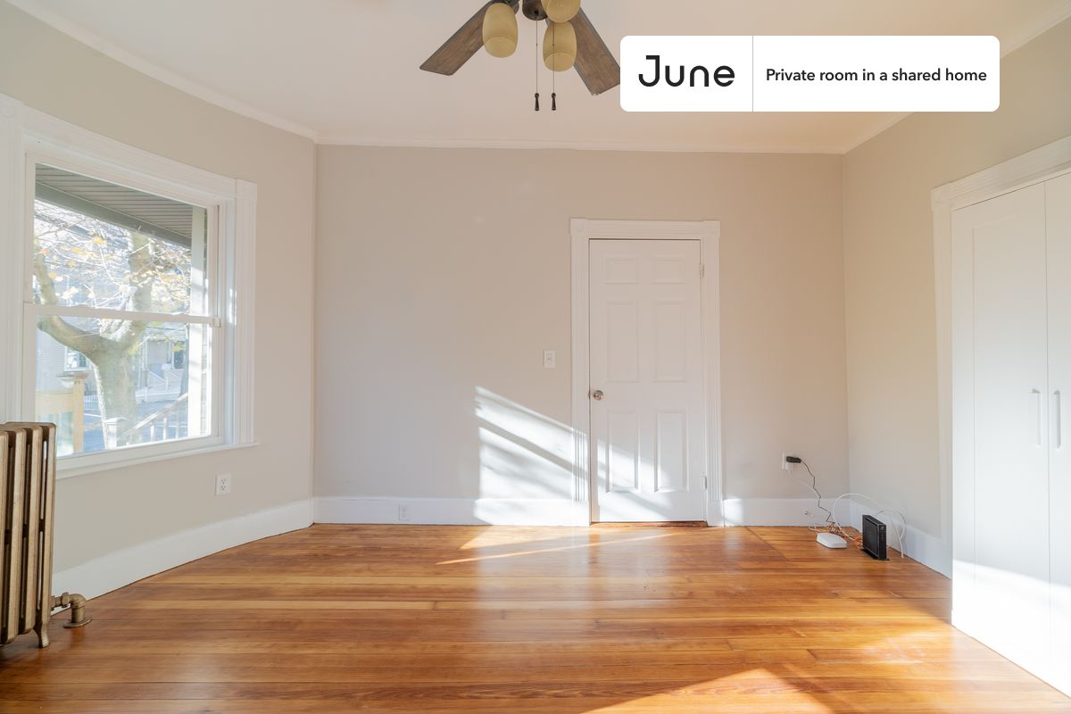 

PLEASE NOTE: This is a private room in a shared apartment. You will have your own bedroom and shared common areas (kitchen, bathroom, etc.) with other residents.

Queen bedroom in a 5 bedroom / 2 bathroom apartment!

Check out 3D tour now:  https://jnhm.es/8fw

This  Queen room in Brookline  is available on a 12 month lease or a flexible short term (31 to 364 days) lease. You pick your custom start and end date. Monthly rent rate is determined by furnishing preference, move-in date and move-out date. Speak to a June representative for recommendations on the best stay duration for the lowest rate, and learn more about this home on the June website:  https://jnhm.es/6zo

Amenities of this home:   Dishwasher,    Furnished Common Areas,    Wi-Fi - Paid separately (High-Speed),    Guarantors Allowed,       Dining area,       Laundry in home (free),    Paid parking (managed by landlord),    Enclosed backyard,    Hardwood Flooring,    Microwave,    Oven,    Refrigerator,   also, this unit is conveniently located, several local parks, restaurants and bars are just minutes away.

About June Homes: Welcome to the easiest rental experience of your life. Rent furnished or unfurnished apartments on a 12 month lease or a flexible short term (31 to 364 days). As a resident, you’ll have access to 24/7 support and monthly cleanings of the home’s shared spaces. Sign up now to apply online for your next home with June: https://jnhm.es/sign-roomi

Brokers welcome! Contact us for more details.

Interested? Kindly note that the minimum stay duration would be 31 days. 

Use this listing ID when speaking to June team:  #1799 A