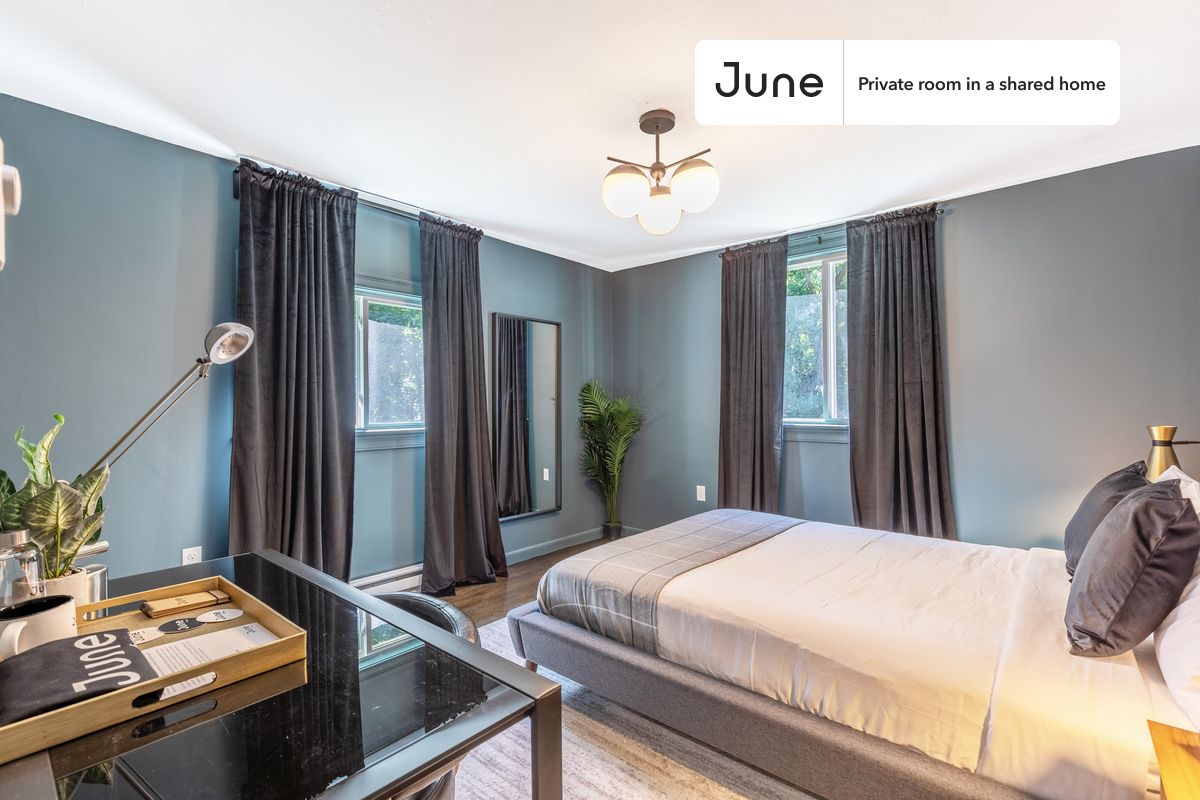 PLEASE NOTE: This is a private room in a shared apartment. You will have your own bedroom and shared common areas (kitchen, bathroom, etc.) with other residents.
Queen bedroom in a 6 bedroom / 4 bathroom apartment!
Check out 3D tour now: https://jnhm.es/Qo
This Queen room in Brighton is available on a 12 month lease or a flexible short term (31 to 364 days) lease. You pick your custom start and end date. Monthly rent rate is determined by furnishing preference, move-in date and move-out date. Speak to a June representative for recommendations on the best stay duration for the lowest rate, and learn more about this home on the June website: https://jnhm.es/Db
Amenities of this home: Smart lock, Laundry in home (free), Paid parking, Dine in kitchen, Dining area, 32-inch Flat-Screen TV, Guarantors Allowed, Outdoor space, Wi-Fi - Paid separately (High-Speed), Furnished Common Areas, Patio, Dishwasher, Enclosed backyard, Hardwood Flooring, Microwave, Oven, Refrigerator, also, this unit is conveniently located, several local parks, restaurants and bars are just minutes away.
About June Homes: Welcome to the easiest rental experience of your life. Rent furnished or unfurnished apartments on a 12 month lease or a flexible short term (31 to 364 days). As a resident, you’ll have access to 24/7 support and monthly cleanings of the home’s shared spaces. Sign up now to apply online for your next home with June: https://jnhm.es/sign-roomi
Brokers welcome! Contact us for more details.
Interested? Kindly note that the minimum stay duration would be 31 days.
Use this listing ID when speaking to June team: #207 B