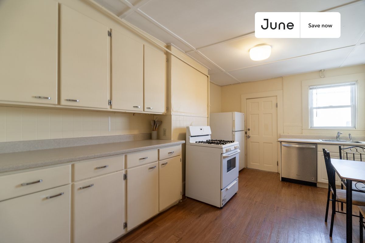 

4 bedroom in North Cambridge on flexible lease terms.

Check out 3D tour now:  https://jnhm.es/8fi

This 4 bedrooms, 1 bath apartment on the North Cambridge  is available on a 12 month lease or a flexible short term (31 to 364 days) lease. You pick your custom start and end date. Monthly rent rate is determined by furnishing preference, move-in date and move-out date. Speak to a June representative for recommendations on the best stay duration for the lowest rate, and learn more about this home on the June website:

Amenities of this home:   Dishwasher,    Wi-Fi - Paid separately (High-Speed),    Guarantors Allowed,       Paid parking,    Wall-Mounted TV,    Hardwood Flooring,    Microwave,    Oven,    Refrigerator,    Heating | Baseboard Gas heating,   also, this unit is conveniently located, several local parks, restaurants and bars are just minutes away.

About June Homes: Welcome to the easiest rental experience of your life. Rent furnished or unfurnished apartments on a 12 month lease or a flexible short term (31 to 364 days). As a resident, you’ll have access to 24/7 support and monthly cleanings of the home’s shared spaces. Sign up now to apply online for your next home with June: https://jnhm.es/sign-roomi

Brokers welcome! Contact us for more details.

Use this listing ID when speaking to June team: #1780