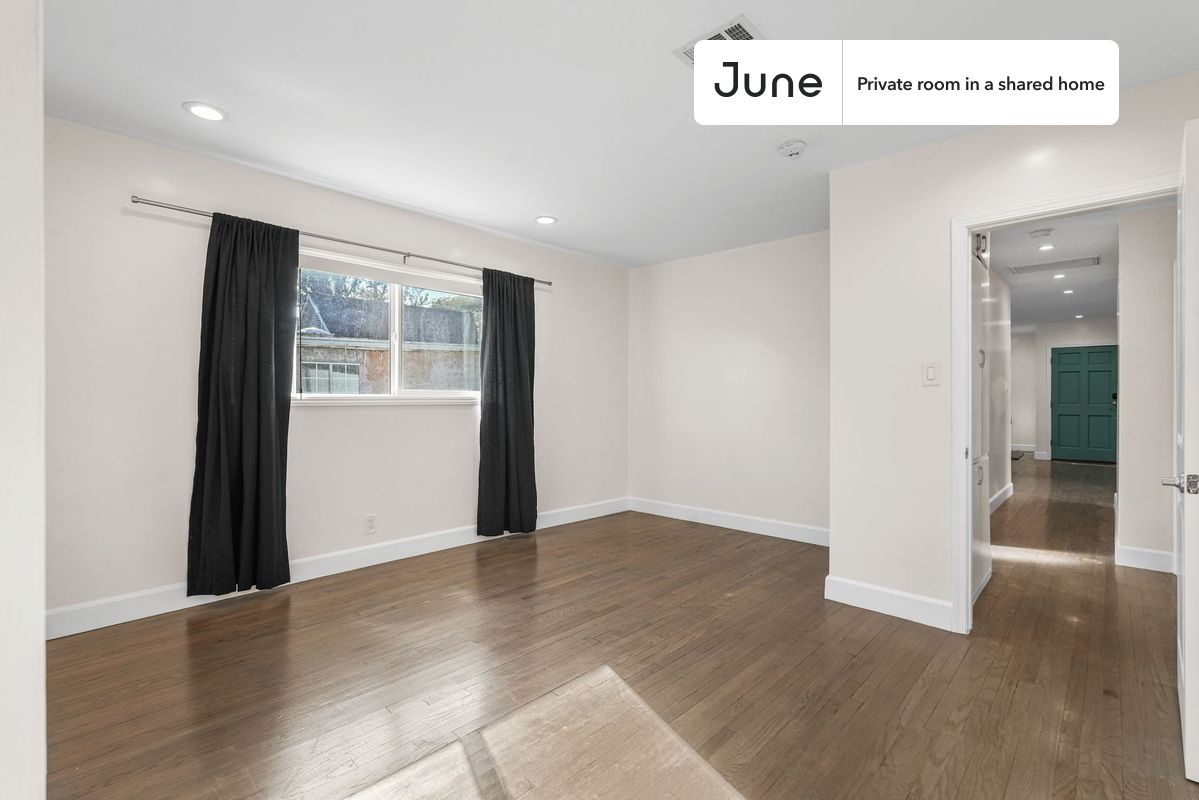 Get $200 off for 2+ month stays with code HEAT200 — book and move-in by June 8th!

Queen bedroom in a 4 bedroom / 2 bathroom apartment!

Check out 3D tour now:  https://jnhm.es/8fn

This  Queen room in Downtown  is available on a 12 month lease or a flexible short term (31 to 364 days) lease. You pick your custom start and end date. Monthly rent rate is determined by furnishing preference, move-in date and move-out date. Speak to a June representative for recommendations on the best stay duration for the lowest rate, and learn more about this home on the June website:  https://jnhm.es/6yM

Amenities of this home:   Dishwasher,    Furnished Common Areas,    Wi-Fi - Paid separately (High-Speed),    Guarantors Allowed,       32-inch Flat-Screen TV,    Dining area,    Laundry in home (free),       Driveway parking (Paid separately),    Hardwood Flooring,    Oven,    Refrigerator,    Air Conditioning | HVAC,   also, this unit is conveniently located, several local parks, restaurants and bars are just minutes away.

About June Homes: Welcome to the easiest rental experience of your life. Rent furnished or unfurnished apartments on a 12 month lease or a flexible short term (31 to 364 days). As a resident, you’ll have access to 24/7 support and monthly cleanings of the home’s shared spaces. Sign up now to apply online for your next home with June: https://jnhm.es/sign-roomi

Brokers welcome! Contact us for more details.

Interested? Use this listing ID when speaking to June team:  #1789 D