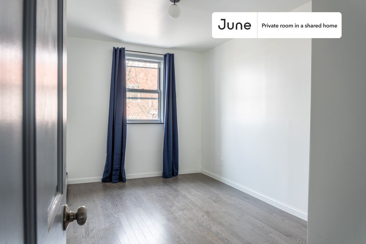 

PLEASE NOTE: This is a private room in a shared apartment. You will have your own bedroom and shared common areas (kitchen, bathroom, etc.) with other residents.

Queen bedroom in a 4 bedroom / 2 bathroom apartment!

Check out 3D tour now:  https://jnhm.es/12n

This  Queen room in Astoria  is available on a 12 month lease or a flexible short term (31 to 364 days) lease. You pick your custom start and end date. Monthly rent rate is determined by furnishing preference, move-in date and move-out date. Speak to a June representative for recommendations on the best stay duration for the lowest rate, and learn more about this home on the June website:  https://jnhm.es/5Vx

Amenities of this home:   Furnished Common Areas,    Wi-Fi - Paid separately (High-Speed),    Guarantors Allowed,       32-inch Flat-Screen TV,       Hardwood Flooring,    Microwave,    Oven,    Refrigerator,   also, this unit is conveniently located, several local parks, restaurants and bars are just minutes away.

About June Homes: Welcome to the easiest rental experience of your life. Rent furnished or unfurnished apartments on a 12 month lease or a flexible short term (31 to 364 days). As a resident, you’ll have access to 24/7 support and monthly cleanings of the home’s shared spaces. Sign up now to apply online for your next home with June: https://jnhm.es/sign-roomi

Brokers welcome! Contact us for more details.

Interested? Use this listing ID when speaking to June team:  #979 A