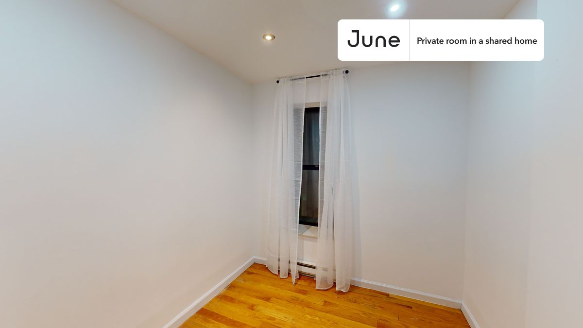 PLEASE NOTE: This is a private room in a shared apartment. You will have your own bedroom and shared common areas (kitchen, bathroom, etc.) with other residents.
Queen bedroom in a 6 bedroom / 3 bathroom apartment!
Check out 3D tour now: https://jnhm.es/8fz
This Queen room in Upper West Side is available on a 12 month lease or a flexible short term (31 to 364 days) lease. You pick your custom start and end date. Monthly rent rate is determined by furnishing preference, move-in date and move-out date. Speak to a June representative for recommendations on the best stay duration for the lowest rate, and learn more about this home on the June website: https://jnhm.es/6yT
Amenities of this home: Laundry in home (free), 32-inch Flat-Screen TV, Guarantors Allowed, Elevator, Wi-Fi - Paid separately (High-Speed), Furnished Common Areas, Courtyard, Hardwood Flooring, Oven, Refrigerator, also, this unit is conveniently located, several local parks, restaurants and bars are just minutes away.
About June Homes: Welcome to the easiest rental experience of your life. Rent furnished or unfurnished apartments on a 12 month lease or a flexible short term (31 to 364 days). As a resident, you’ll have access to 24/7 support and monthly cleanings of the home’s shared spaces. Sign up now to apply online for your next home with June: https://jnhm.es/sign-roomi
Brokers welcome! Contact us for more details.
Interested? Use this listing ID when speaking to June team: #1791 D