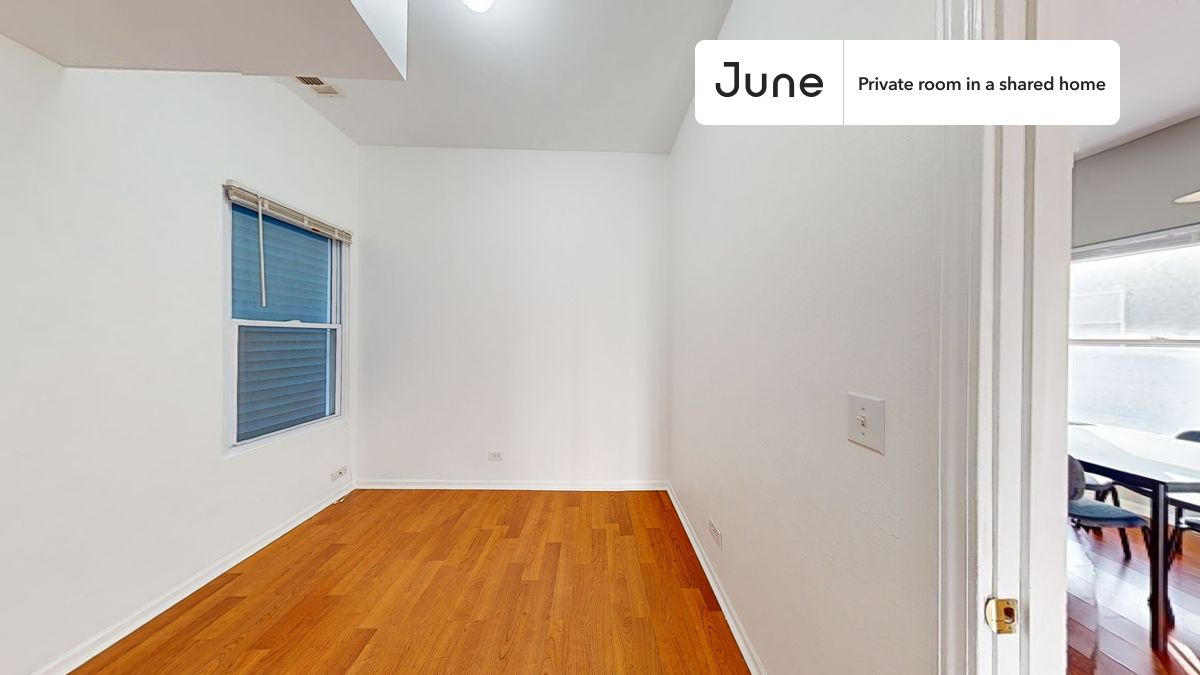 PLEASE NOTE: This is a private room in a shared apartment. You will have your own bedroom and shared common areas (kitchen, bathroom, etc.) with other residents.
Queen bedroom in a 3 bedroom / 1 bathroom apartment!
Check out 3D tour now: https://jnhm.es/8fC
This Queen room in Logan Square is available on a 12 month lease or a flexible short term (31 to 364 days) lease. You pick your custom start and end date. Monthly rent rate is determined by furnishing preference, move-in date and move-out date. Speak to a June representative for recommendations on the best stay duration for the lowest rate, and learn more about this home on the June website: https://jnhm.es/6yA
Amenities of this home: Dishwasher, Furnished Common Areas, Wi-Fi - Paid separately (High-Speed), Guarantors Allowed, 32-inch Flat-Screen TV, Dining area, Laundry - Paid separately (in building), Hardwood Flooring, Microwave, Oven, Refrigerator, Air Conditioning | HVAC, Street parking - No permit required, also, this unit is conveniently located, several local parks, restaurants and bars are just minutes away.
About June Homes: Welcome to the easiest rental experience of your life. Rent furnished or unfurnished apartments on a 12 month lease or a flexible short term (31 to 364 days). As a resident, you’ll have access to 24/7 support and monthly cleanings of the home’s shared spaces. Sign up now to apply online for your next home with June: https://jnhm.es/sign-roomi
Brokers welcome! Contact us for more details.
Interested? Kindly note that the minimum stay duration would be 32 days.
Use this listing ID when speaking to June team: #1784 A