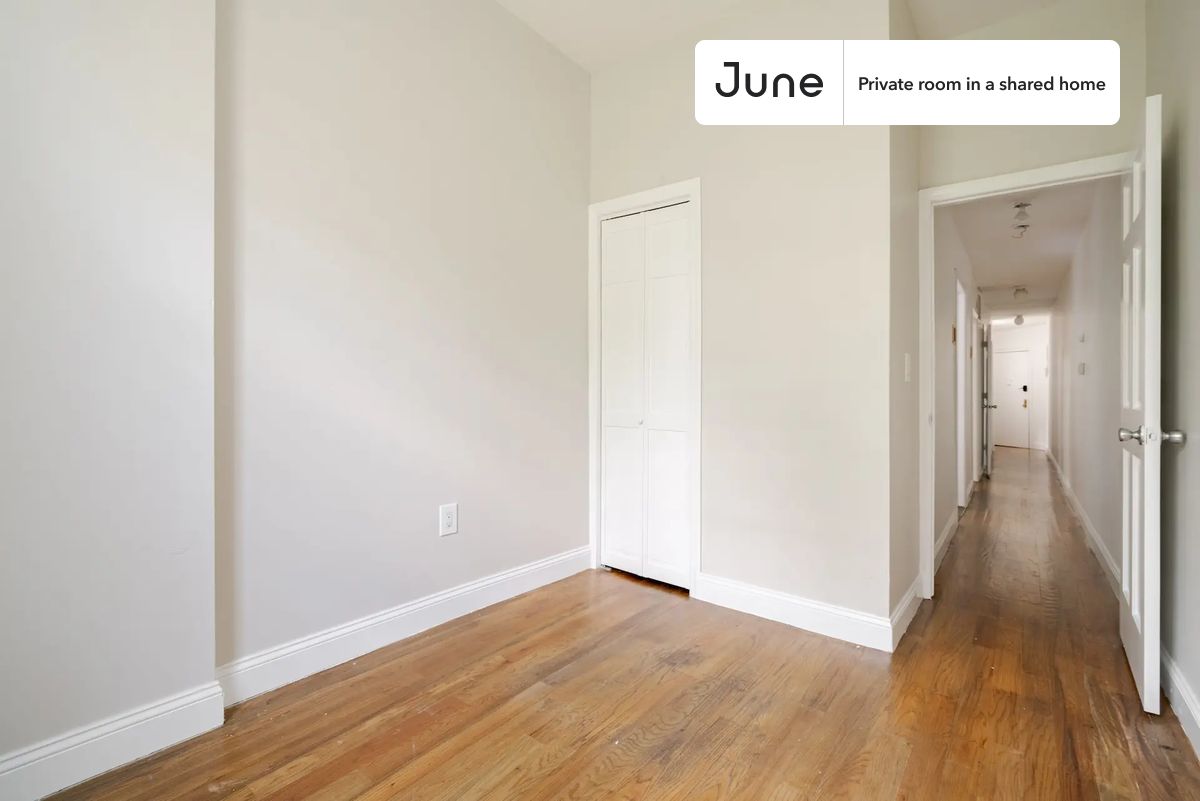 

PLEASE NOTE: This is a private room in a shared apartment. You will have your own bedroom and shared common areas (kitchen, bathroom, etc.) with other residents.

Queen bedroom in a 5 bedroom / 1 bathroom apartment!

Check out 3D tour now:  https://jnhm.es/8fp

This  Queen room in Allston  is available on a 12 month lease or a flexible short term (31 to 364 days) lease. You pick your custom start and end date. Monthly rent rate is determined by furnishing preference, move-in date and move-out date. Speak to a June representative for recommendations on the best stay duration for the lowest rate, and learn more about this home on the June website:  https://jnhm.es/6wi

Amenities of this home:         Guarantors Allowed,    Wi-Fi - Paid separately (High-Speed),    Dishwasher,    Laundry in building (free),    Living area,    Parking Spot (Paid separately),    Hardwood Flooring,    Microwave,    Oven,    Refrigerator,    Parking through SpotHero Paid,   also, this unit is conveniently located, several local parks, restaurants and bars are just minutes away.

About June Homes: Welcome to the easiest rental experience of your life. Rent furnished or unfurnished apartments on a 12 month lease or a flexible short term (31 to 364 days). As a resident, you’ll have access to 24/7 support and monthly cleanings of the home’s shared spaces. Sign up now to apply online for your next home with June: https://jnhm.es/sign-roomi

Brokers welcome! Contact us for more details.

Interested? Kindly note that the minimum stay duration would be 31 days. 

Use this listing ID when speaking to June team:  #1742 B