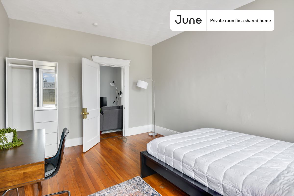 

PLEASE NOTE: This is a private room in a shared apartment. You will have your own bedroom and shared common areas (kitchen, bathroom, etc.) with other residents.

Queen bedroom in a 3 bedroom / 1 bathroom apartment!

Check out 3D tour now:  https://jnhm.es/Vt

This  Queen room in Allston  is available on a 12 month lease or a flexible short term (31 to 364 days) lease. You pick your custom start and end date. Monthly rent rate is determined by furnishing preference, move-in date and move-out date. Speak to a June representative for recommendations on the best stay duration for the lowest rate, and learn more about this home on the June website:  https://jnhm.es/5GQ

Amenities of this home:   Dishwasher,    Furnished Common Areas,    Wi-Fi - Paid separately (High-Speed),    Guarantors Allowed,       32-inch Flat-Screen TV,       Street parking - City permit required,    Laundry - Paid separately (in building),    Hardwood Flooring,    Microwave,    Oven,    Refrigerator,   also, this unit is conveniently located, several local parks, restaurants and bars are just minutes away.

About June Homes: Welcome to the easiest rental experience of your life. Rent furnished or unfurnished apartments on a 12 month lease or a flexible short term (31 to 364 days). As a resident, you’ll have access to 24/7 support and monthly cleanings of the home’s shared spaces. Sign up now to apply online for your next home with June: https://jnhm.es/sign-roomi

Brokers welcome! Contact us for more details.

Interested? Kindly note that the minimum stay duration would be 31 days. 

Use this listing ID when speaking to June team:  #679 C