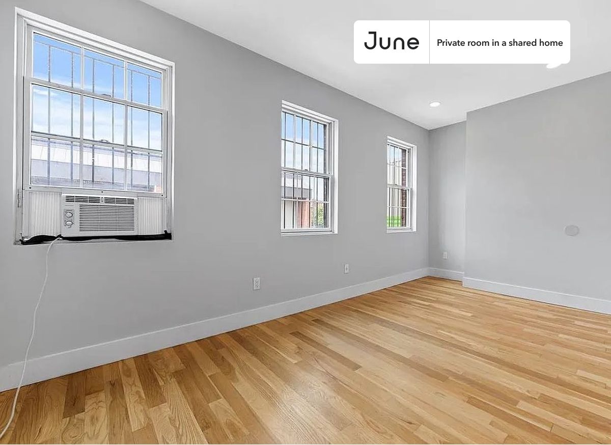 PLEASE NOTE: This is a private room in a shared apartment. You will have your own bedroom and shared common areas (kitchen, bathroom, etc.) with other residents.
Queen bedroom in a 3 bedroom / 1 bathroom apartment!
Check out 3D tour now: https://jnhm.es/8fB
This Queen room in Clinton Hill is available on a 12 month lease or a flexible short term (31 to 364 days) lease. You pick your custom start and end date. Monthly rent rate is determined by furnishing preference, move-in date and move-out date. Speak to a June representative for recommendations on the best stay duration for the lowest rate, and learn more about this home on the June website: https://jnhm.es/6zz
Amenities of this home: Furnished Common Areas, Wi-Fi - Paid separately (High-Speed), Guarantors Allowed, Dining area, Laundry in home (free), Hardwood Flooring, also, this unit is conveniently located, several local parks, restaurants and bars are just minutes away.
About June Homes: Welcome to the easiest rental experience of your life. Rent furnished or unfurnished apartments on a 12 month lease or a flexible short term (31 to 364 days). As a resident, you’ll have access to 24/7 support and monthly cleanings of the home’s shared spaces. Sign up now to apply online for your next home with June: https://jnhm.es/sign-roomi
Brokers welcome! Contact us for more details.
Interested? Use this listing ID when speaking to June team: #1802 A