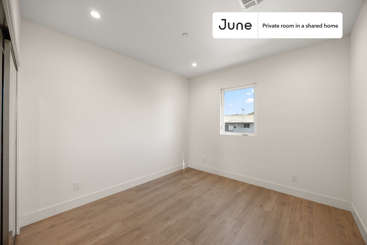 

PLEASE NOTE: This is a private room in a shared apartment. You will have your own bedroom and shared common areas (kitchen, bathroom, etc.) with other residents.

Queen bedroom in a 4 bedroom / 4 bathroom apartment!

Check out 3D tour now:  https://jnhm.es/8go

This  Queen room in North Hollywood  is available on a 12 month lease or a flexible short term (31 to 364 days) lease. You pick your custom start and end date. Monthly rent rate is determined by furnishing preference, move-in date and move-out date. Speak to a June representative for recommendations on the best stay duration for the lowest rate, and learn more about this home on the June website:  https://jnhm.es/6CR

Amenities of this home:      Laundry in home (free),    Paid parking,    Couple-Friendly,    Dining area,       Guarantors Allowed,    Wi-Fi - Paid separately (High-Speed),    Furnished Common Areas,    Patio,    Balcony,    Hardwood Flooring,    Oven,    Refrigerator,    Air Conditioning | HVAC,   also, this unit is conveniently located, several local parks, restaurants and bars are just minutes away.

About June Homes: Welcome to the easiest rental experience of your life. Rent furnished or unfurnished apartments on a 12 month lease or a flexible short term (31 to 364 days). As a resident, you’ll have access to 24/7 support and monthly cleanings of the home’s shared spaces. Sign up now to apply online for your next home with June: https://jnhm.es/sign-roomi

Brokers welcome! Contact us for more details.

Interested? Use this listing ID when speaking to June team:  #1853 B