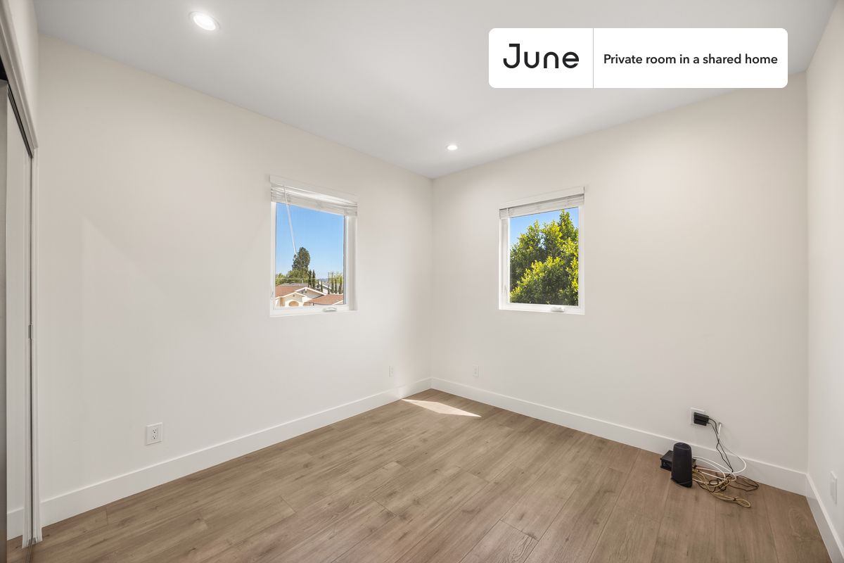 

PLEASE NOTE: This is a private room in a shared apartment. You will have your own bedroom and shared common areas (kitchen, bathroom, etc.) with other residents.

Queen bedroom in a 4 bedroom / 4 bathroom apartment!

Check out 3D tour now:  https://jnhm.es/8gn

This  Queen room in North Hollywood  is available on a 12 month lease or a flexible short term (31 to 364 days) lease. You pick your custom start and end date. Monthly rent rate is determined by furnishing preference, move-in date and move-out date. Speak to a June representative for recommendations on the best stay duration for the lowest rate, and learn more about this home on the June website:  https://jnhm.es/6CU

Amenities of this home:      Laundry in home (free),    Paid parking,    Couple-Friendly,    Dining area,    32-inch Flat-Screen TV,       Guarantors Allowed,    Wi-Fi - Paid separately (High-Speed),    Furnished Common Areas,    Balcony,    Hardwood Flooring,    Oven,    Refrigerator,    Air Conditioning | HVAC,   also, this unit is conveniently located, several local parks, restaurants and bars are just minutes away.

About June Homes: Welcome to the easiest rental experience of your life. Rent furnished or unfurnished apartments on a 12 month lease or a flexible short term (31 to 364 days). As a resident, you’ll have access to 24/7 support and monthly cleanings of the home’s shared spaces. Sign up now to apply online for your next home with June: https://jnhm.es/sign-roomi

Brokers welcome! Contact us for more details.

Interested? Use this listing ID when speaking to June team:  #1854 A
