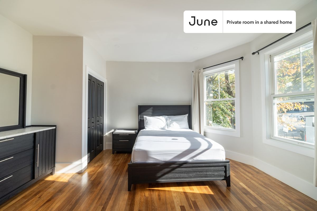 PLEASE NOTE: This is a private room in a shared apartment. You will have your own bedroom and shared common areas (kitchen, bathroom, etc.) with other residents.
Queen bedroom in a 5 bedroom / 2 bathroom apartment!
Check out 3D tour now: https://jnhm.es/8h4
This Queen room in Roxbury is available on a 12 month lease or a flexible short term (31 to 364 days) lease. You pick your custom start and end date. Monthly rent rate is determined by furnishing preference, move-in date and move-out date. Speak to a June representative for recommendations on the best stay duration for the lowest rate, and learn more about this home on the June website: https://jnhm.es/6Gc
Amenities of this home: Dishwasher, Furnished Common Areas, Wi-Fi - Paid separately (High-Speed), Guarantors Allowed, Laundry in home (free), Wall-Mounted TV, Hardwood Flooring, Microwave, Oven, Refrigerator, Air Conditioning | HVAC, Street parking - No permit required, also, this unit is conveniently located, several local parks, restaurants and bars are just minutes away.
About June Homes: Welcome to the easiest rental experience of your life. Rent furnished or unfurnished apartments on a 12 month lease or a flexible short term (31 to 364 days). As a resident, you’ll have access to 24/7 support and monthly cleanings of the home’s shared spaces. Sign up now to apply online for your next home with June: https://jnhm.es/sign-roomi
Brokers welcome! Contact us for more details.
Interested? Kindly note that the minimum stay duration would be 31 days.
Use this listing ID when speaking to June team: #1900 A