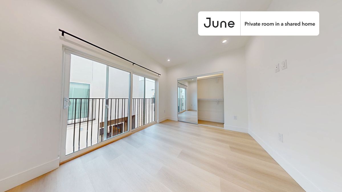 

PLEASE NOTE: This is a private room in a shared apartment. You will have your own bedroom and shared common areas (kitchen, bathroom, etc.) with other residents.

Queen bedroom in a 5 bedroom / 4 bathroom apartment!

Check out 3D tour now:  https://jnhm.es/8gk

This  Queen room in North Hollywood  is available on a 12 month lease or a flexible short term (31 to 364 days) lease. You pick your custom start and end date. Monthly rent rate is determined by furnishing preference, move-in date and move-out date. Speak to a June representative for recommendations on the best stay duration for the lowest rate, and learn more about this home on the June website:  https://jnhm.es/6D6

Amenities of this home:   Furnished Common Areas,    Wi-Fi - Paid separately (High-Speed),    Guarantors Allowed,       32-inch Flat-Screen TV,    Dining area,    Laundry in home (free),       Dishwasher,    Hardwood Flooring,    Oven,    Refrigerator,    Air Conditioning | HVAC,   also, this unit is conveniently located, several local parks, restaurants and bars are just minutes away.

About June Homes: Welcome to the easiest rental experience of your life. Rent furnished or unfurnished apartments on a 12 month lease or a flexible short term (31 to 364 days). As a resident, you’ll have access to 24/7 support and monthly cleanings of the home’s shared spaces. Sign up now to apply online for your next home with June: https://jnhm.es/sign-roomi

Brokers welcome! Contact us for more details.

Interested? Use this listing ID when speaking to June team:  #1856 C