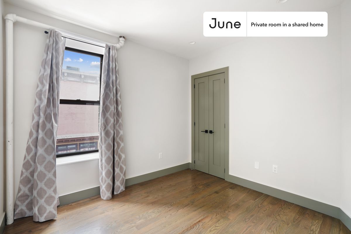 PLEASE NOTE: This is a private room in a shared apartment. You will have your own bedroom and shared common areas (kitchen, bathroom, etc.) with other residents.
Queen bedroom in a 2 bedroom / 1 bathroom apartment!
Check out 3D tour now: https://jnhm.es/X3
This Queen room in East Harlem is available on a 12 month lease or a flexible short term (31 to 364 days) lease. You pick your custom start and end date. Monthly rent rate is determined by furnishing preference, move-in date and move-out date. Speak to a June representative for recommendations on the best stay duration for the lowest rate, and learn more about this home on the June website: https://jnhm.es/5B1
Amenities of this home: Dishwasher, Furnished Common Areas, Wi-Fi - Paid separately (High-Speed), Guarantors Allowed, 32-inch Flat-Screen TV, Street parking - City permit required, Laundry in home (free), Hardwood Flooring, Microwave, Oven, Refrigerator, also, this unit is conveniently located, several local parks, restaurants and bars are just minutes away.
About June Homes: Welcome to the easiest rental experience of your life. Rent furnished or unfurnished apartments on a 12 month lease or a flexible short term (31 to 364 days). As a resident, you’ll have access to 24/7 support and monthly cleanings of the home’s shared spaces. Sign up now to apply online for your next home with June: https://jnhm.es/sign-roomi
Brokers welcome! Contact us for more details.
Interested? Use this listing ID when speaking to June team: #552 A