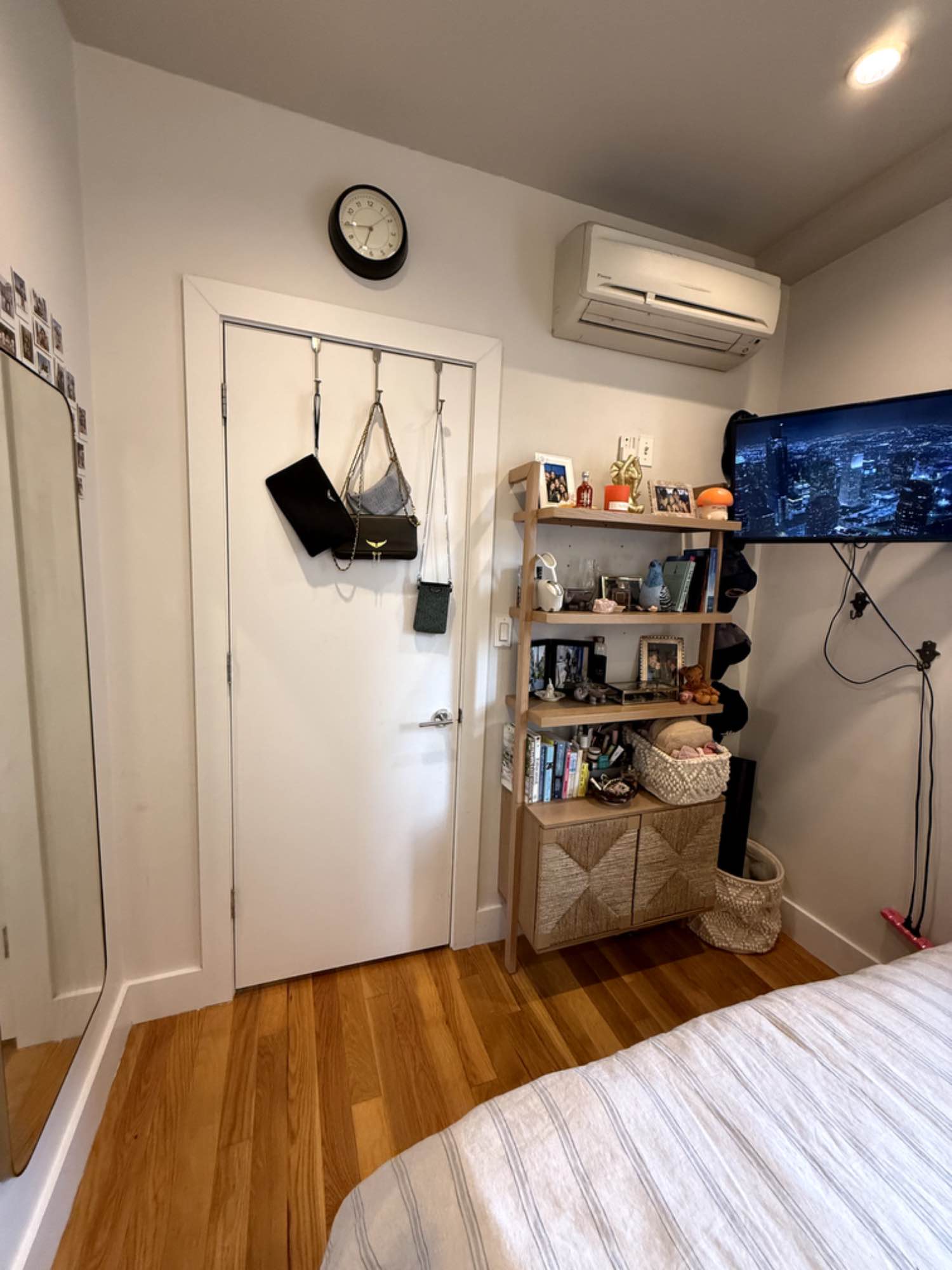 Feel free to reach out to me at lexi.segale@icloud.com
I really love the location of this apartment — the neighborhood feels super safe, with nice families around and a welcoming vibe. 🌟

The apartment itself gets great natural light through large windows and has the convenience of in-unit laundry. You’ll be sharing with two roommates (both 22, female, full-time jobs, very nice and easy to get along with).

📍 Location highlights:
Just one block from a beautiful park — perfect for runs, walks, or picnics.
Trader Joe’s, Whole Foods, Sephora, Target, Chipotle, Just Salad, and tons of restaurants about a 15-minute walk away.
In the opposite direction, you’ll find Pilates and yoga studios plus spacious coffee shops — great for working or relaxing.
Only a 5-minute walk to the subway and 3 minutes to the bus stop.

✨ Bonus: The building has a rooftop with an incredible view of Manhattan and Central Park.