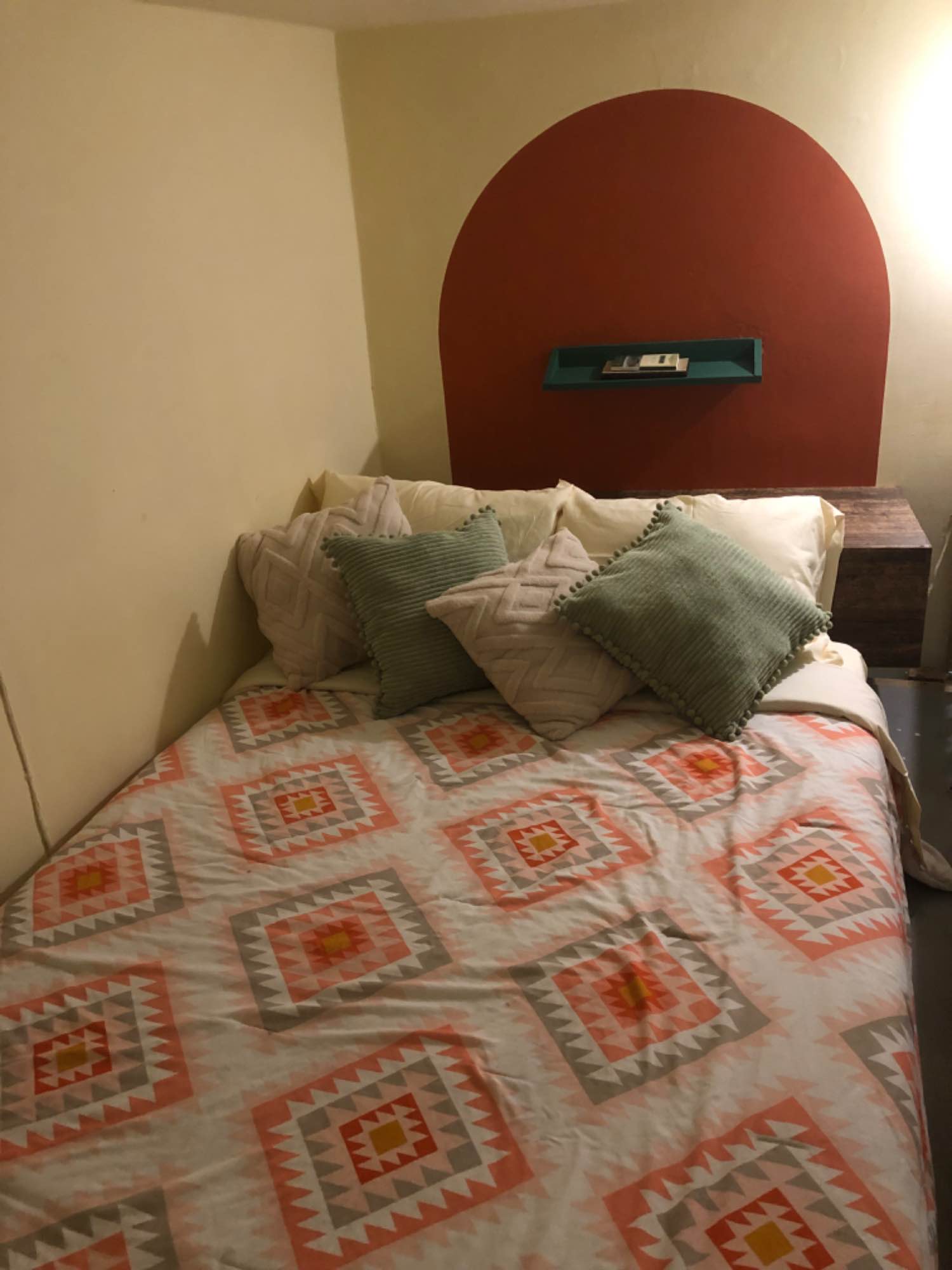 Come to live in a beautiful and spacious house located in downtown with direct access to entertainment, mobility, culture and the main universities and colleges.

The atmosphere is generally calm, most of us work or study. During the week we normally all go to sleep early. On weekends we sometimes have a drink at home before going out to party, usually we don't have parties at home, just quiet gatherings on certain occasions.

In total there are 11 rooms, it is a very large house and you can have a space alone or chat with someone in the living room or in the patio if you prefer.

Nearby places of interest: Expiatorio Temple, Revolución Park, Juárez Market, Corona Market, Cathedral and City Center, Av. Chapultepec. Lots of coffee shops, restaurants and bars.

Room rent includes services such as: electricity, water, gas, heater, internet, wi-fi, cleaning of common areas of the house drinking water, dish and hand soap and toilet paper in bathrooms; as well as the use of a washing machine and equipped kitchen. Optional dryer.

Fully furnished rooms (bed, with sheets, blanket and pillow; table, chair, nightstand, wardrobe). Bathrooms are shared.

🔹 Available for January the 1st:

The room has a private full bathroom, a tapanco with a double bed, a desk with a chair, shelves, an armchair, a closet, a table and a fan.

MX$6,000 monthly. Couple MX$6,500


Requirements:

Deposit MX$2,000

Copy of ID

Street parking only.

Children not allowed.

Pets not allowed (ask about the possibility).

Send msn for more photos of available rooms.

Faceb Simran Samarath Luxferre Lh

🔹 🔹 🔹 🔹 🔹 🔹 🔹 🔹 🔹 🔹 🔹 🔹 🔹 🔹

Ven a vivir en una bonita y amplia casa ubicada en el centro de la ciudad con acceso directo a entretenimiento, movilidad, cultura y las principales universidades y facultades.

El ambiente es en general tranquilo, la mayoría trabajamos o estudiamos. Entre semana normalmente todos vamos a dormir temprano. Los fines a veces tomamos algo en casa antes de salir de fiesta, usualmente en casa no hacemos fiestas, si acaso reuniones tranquilas en ciertas ocasiones.

En total hay 11 habitaciones, es una casa muy grande y puedes tener un espacio a solas o cotorrear con alguien en la sala o en el patio si así lo prefieres.

Lugares de interés cercanos: Templo Expiatorio, Parque Revolución, Mercado Juárez, Mercado Corona, Catedral y Centro de la ciudad, Av. Chapultepec. Muchas cafeterías, restaurantes y bares.

La renta por habitaciones incluye servicios como: electricidad, agua potable, gas, calentador, internet, wi-fi, aseo general de áreas comunes de la casa, agua para beber, jabón de trastes y de manos y papel higiénico en baños; así como el uso de máquina lavadora y cocina equipada. Secadora opcional.

Habitaciones totalmente amuebladas (cama, con sábanas, cobija y almohada; mesa, silla, mesa de noche, ropero). Se comparten baños.

🔹 Disponible para el 1ro de Enero:

La habitación cuenta con baño completo privado, un tapanco con cama matrimonial, escritorio con silla, repisas, sillón, closet, mesa y ventilador.

MX$6,000 mensual. Pareja MX$6,500

Requisitos:

Depósito de MX$2,000 MN

Copia de identificación oficial

Estacionamiento únicamente en la calle.

No se aceptan niños.

No se aceptan mascotas (pregunta por la posibilidad).

Manda mensaje para más fotos de las habitaciones disponibles.

Faceb Simran Samarath Luxferre Lh