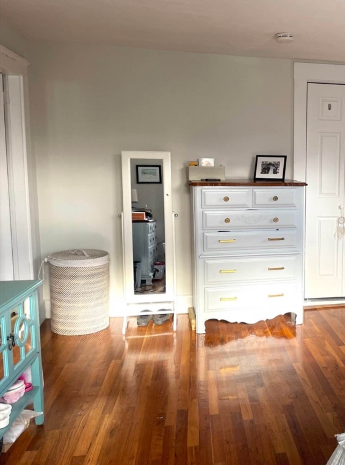 One-bedroom live-out apartment available! Perfect for a tenant who values peace and quiet. Reach out to Canhxozz@gmail.com.