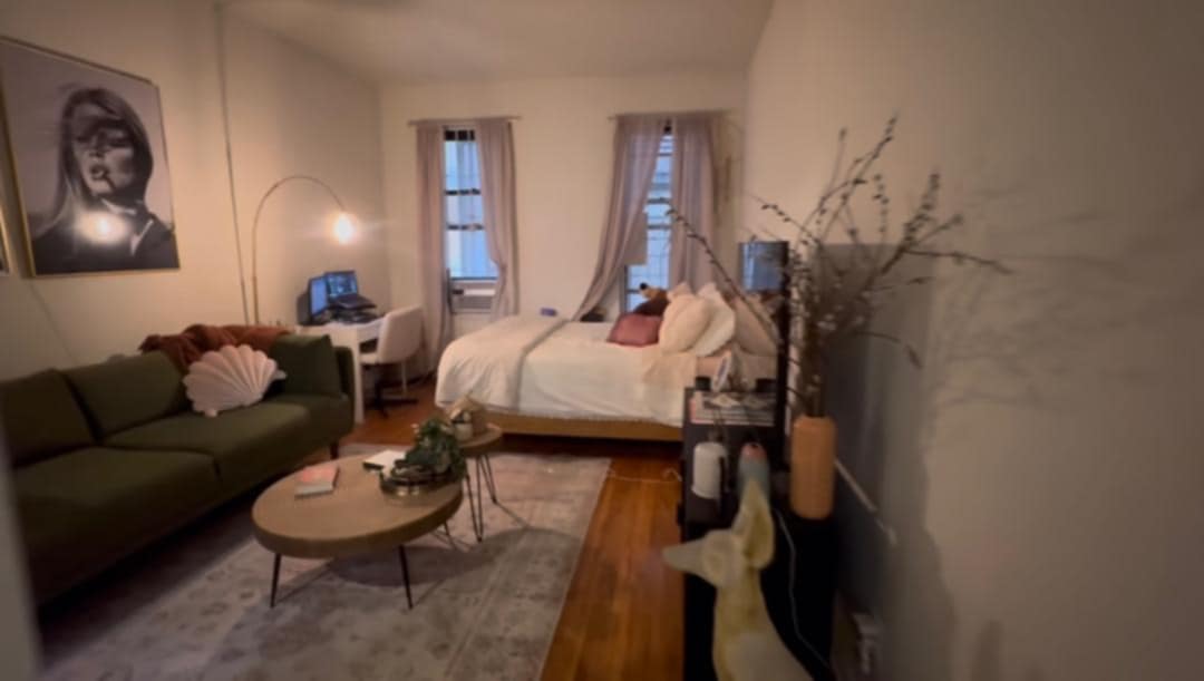 21 Chelsea is steps from the 23rd St subway, Union Square, Chelsea's vibrant nightlife, offers this studio apartment is for rent. 21 Chelsea offers this stylish apartment in New York City. This studio apartments feature oak hardwood flooring and modern kitchens complete with stainless steel appliances. Enjoy our 24-hour concierge and doorman, premier resident services, and breathtaking views of New York City from the rooftop terrace. In addition, enjoy convenient access to the 23rd Street subway station, Union Square, and the vibrant nightlife of Chelsea. Quaint cafes, unique shops, and art galleries add to the neighborhood's diversity. If you're looking for luxury apartments near Chelsea Manhattan, rent 21 Chelsea today for upscale living.