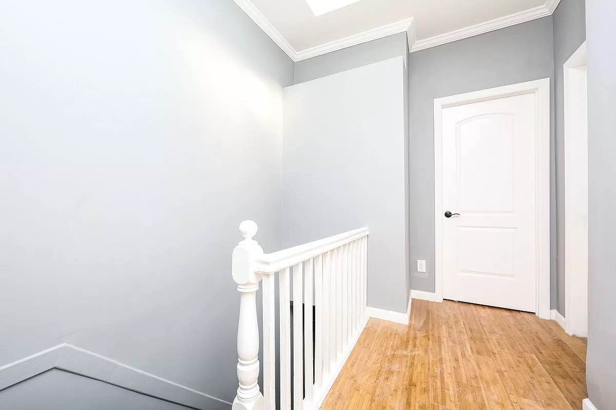 Private room available in a private renovated townhouse near Brooklyn college