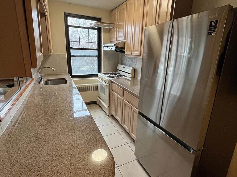 A "MUST SEE" new fully renovated, spacious gardening style one bedroom apt. Facing south, plenty of sunshine and privacy. Street parking always available, and never full. The apt. is on second floor so its very quiet and has a lake-view living room. 10 minutes to Forest Hills downtown and subway station. 10 minutes to downtown Flushing and NY Queens hospital. Near schools and plenty of restaurants, plus ON-SITE LAUNDROMAT. 3 minutes walk to Q64 bus, and 10 minutes walk to Q20A/B.
All utilities included in the monthly rent.
Email me on (zickefoosetyler@outlook.com) for more information on how to secure and move-in.