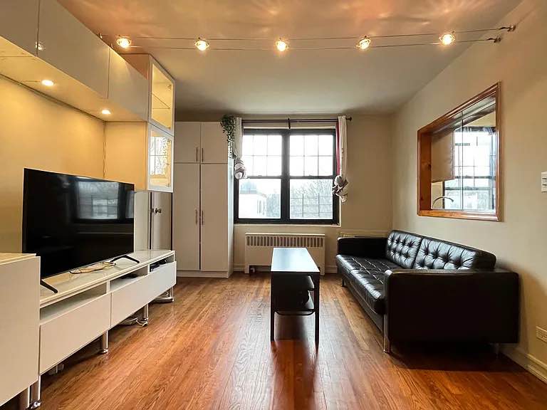 A "MUST SEE" new fully renovated, spacious gardening style one bedroom apt. Facing south, plenty of sunshine and privacy. Street parking always available, and never full. The apt. is on second floor so its very quiet and has a lake-view living room. 10 minutes to Forest Hills downtown and subway station. 10 minutes to downtown Flushing and NY Queens hospital. Near schools and plenty of restaurants, plus ON-SITE LAUNDROMAT. 3 minutes walk to Q64 bus, and 10 minutes walk to Q20A/B.
All utilities included in the monthly rent.
Email me on (zickefoosetyler@outlook.com) for more information on how to secure and move-in.