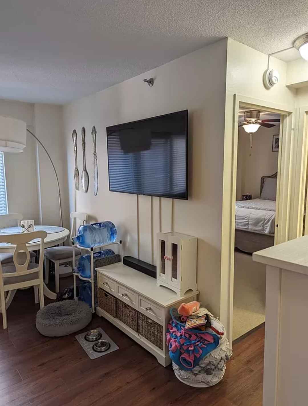 Are you looking for a nice and affordable one bedroom apartment to rent? I have a fully furnished one bedroom for rent. For more information or if you want to schedule an appointment, kindly reach out to me at Jeryrag@gmail.com, I'll get back to you ASAP. 