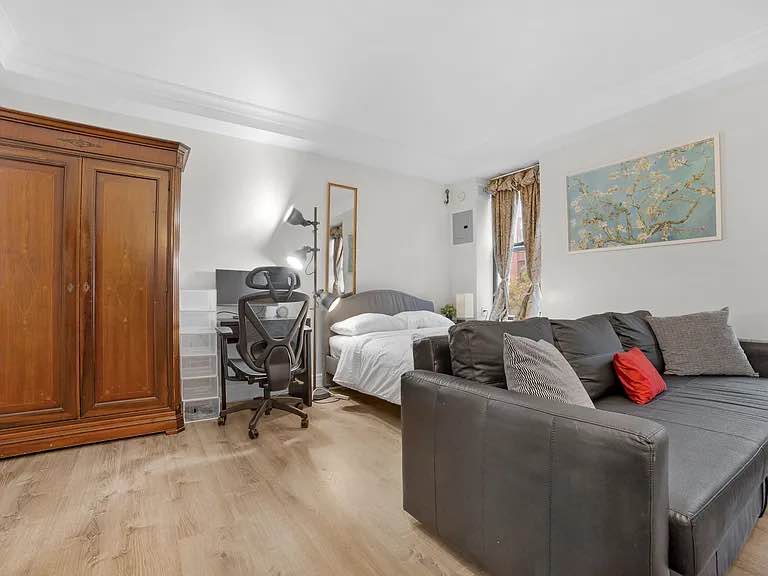 fully furnished studio in the best location
will not last
Apply now for more details 