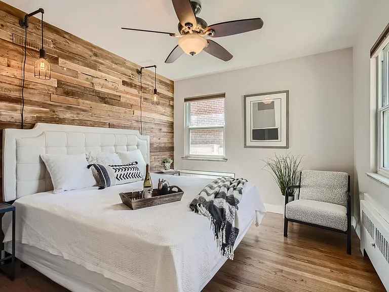 Usually don't stay in my house I need someone to share the flat with because I'm busy with my work