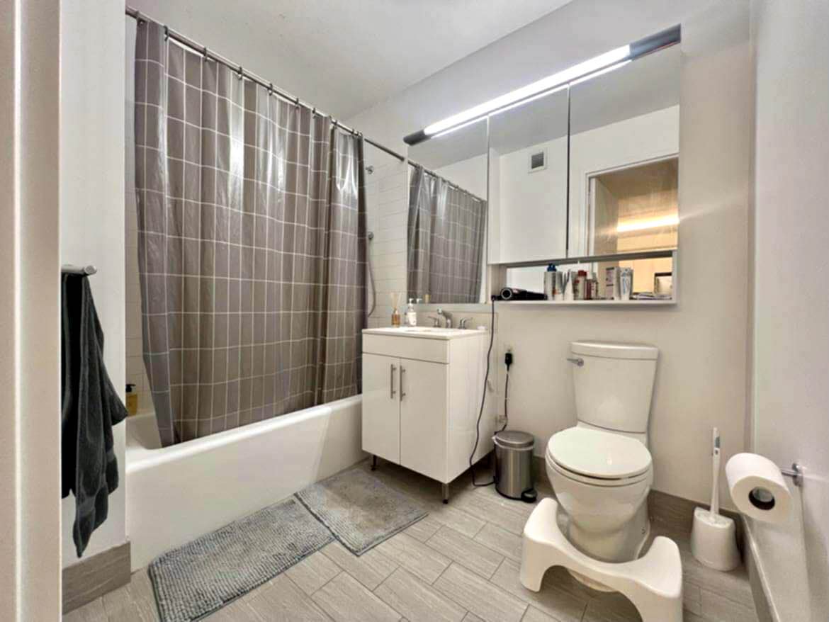 Duration: Dec. 1 ~ Feb. 20
Deposit: $1500
Rent: $1500

Looking to sublet the flex room in a spacious 1B1B apartment in a high-rise building in Downtown Brooklyn. Rent is $1,500 per month not including utilities (typically around $50 per month). 

You’ll be living with one male roommate who occupies the main bedroom. The room comes fully furnished with a full sized bed, desk, A/C & heating unit, tv, drawers (to store personal belongings), dishwasher, and kitchen utensils, and has an incredible view overlooking the city. Plus you get access to your own private balcony.

The other roommate works as a designer is very respectful of boundaries and cleaning duties. We keep quiet hours from 12am-9am (this can be negotiable). 

The building itself has an indoor and outdoor lounge and laundry in building. It's also located next to the ACG subway station, with the 2/3 lines across the street, and the 4/5/6/F/R lines just five minutes away, and the B/Q lines about seven minutes away. Brooklyn Paramount, Trader Joes, Target, Dekalb Market Hall, and Whole Foods are within 5-10 min walking distance.