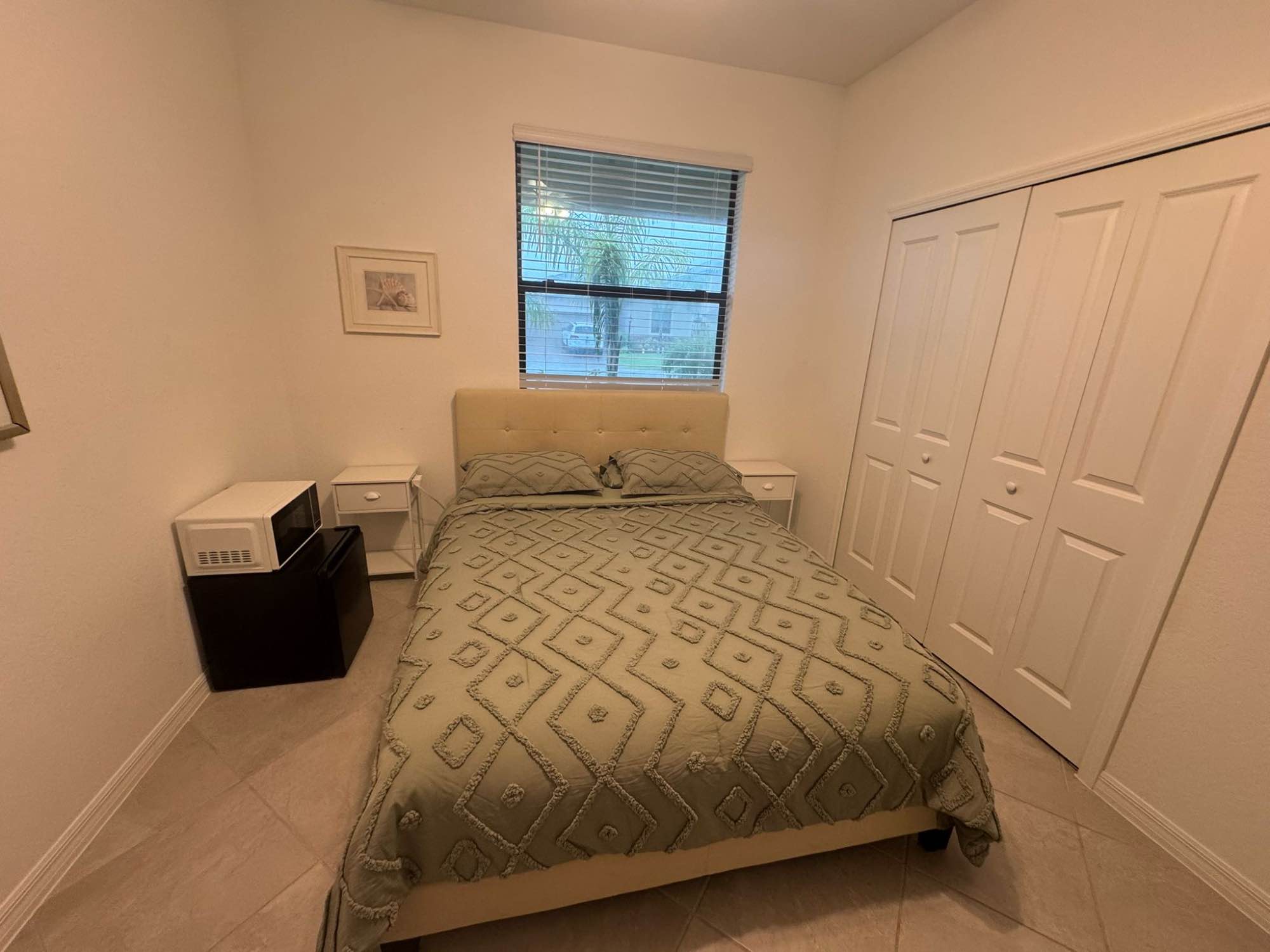 📢 Room Available in Fort Myers
Private room with private bathroom located in a single-family home in Fort Myers. The room is fully equipped with:
• Queen bed 🛏️
• Mini fridge and microwave 🍴
• Flat-screen TV 📺
• Spacious closet 🚪
• Extra sheets and pillows 🧺
💲 Price: $1,000 per month
✅ Utilities included
❌ No deposit required
Perfect for a comfortable and convenient stay.