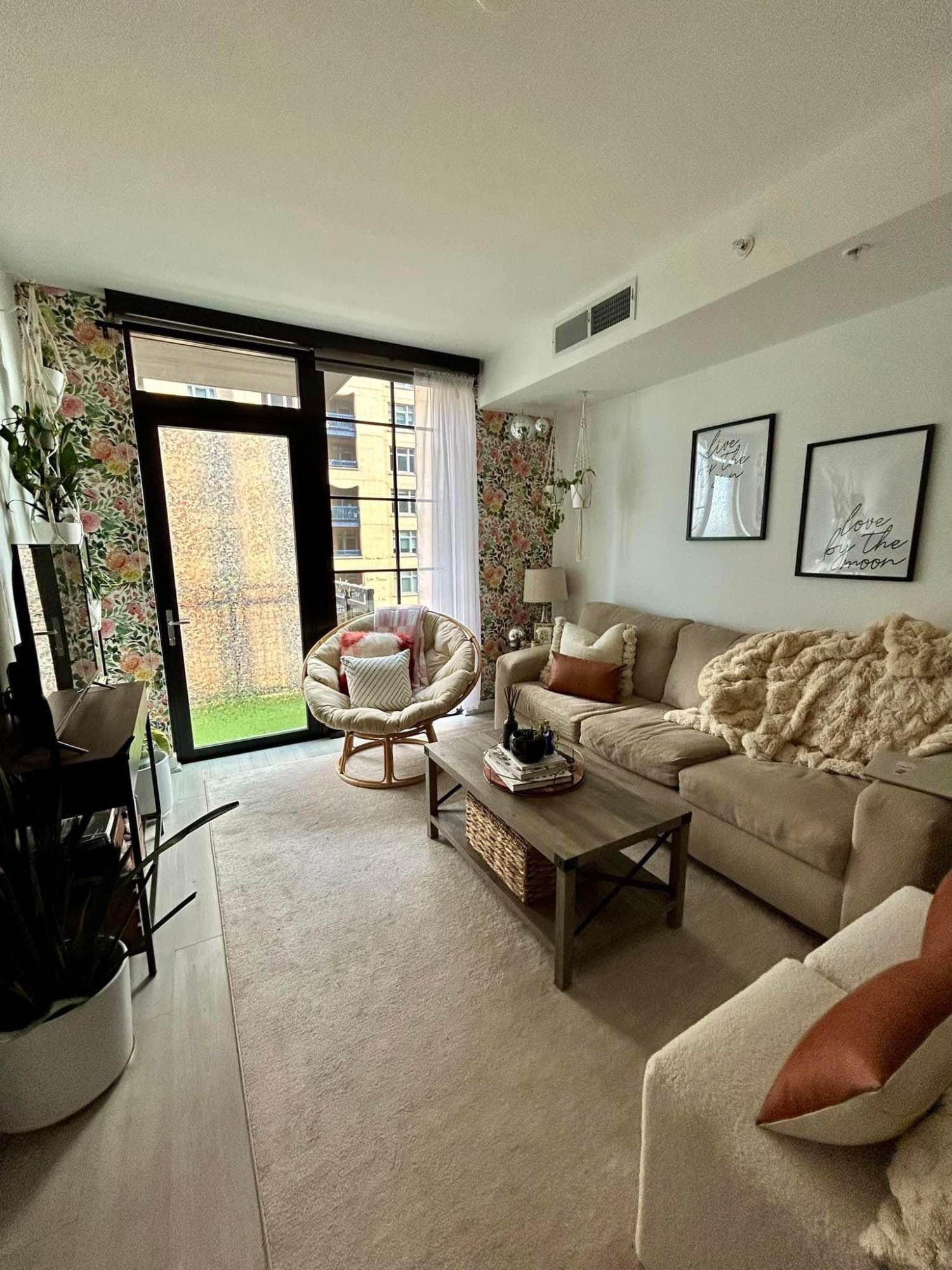 The place is the new destination for upscale living in New York City. Its newly renovated homes are complete with plank flooring, stainless steel appliances, granite countertops, and new windows with custom roller shades. Located in the heart of midtown Manhattan, View 34 is walking distance to the East River, NYU Medical Center and numerous bars and restaurants. View 34 residents enjoy valet service, 24-hour doormen, on-site laundry, full-size fitness center, and bicycle storage. Experience better apartment living in Manhattan at View 34. 

Kindly me contact me on Huckleberrynice at gmaale for more information about the place..