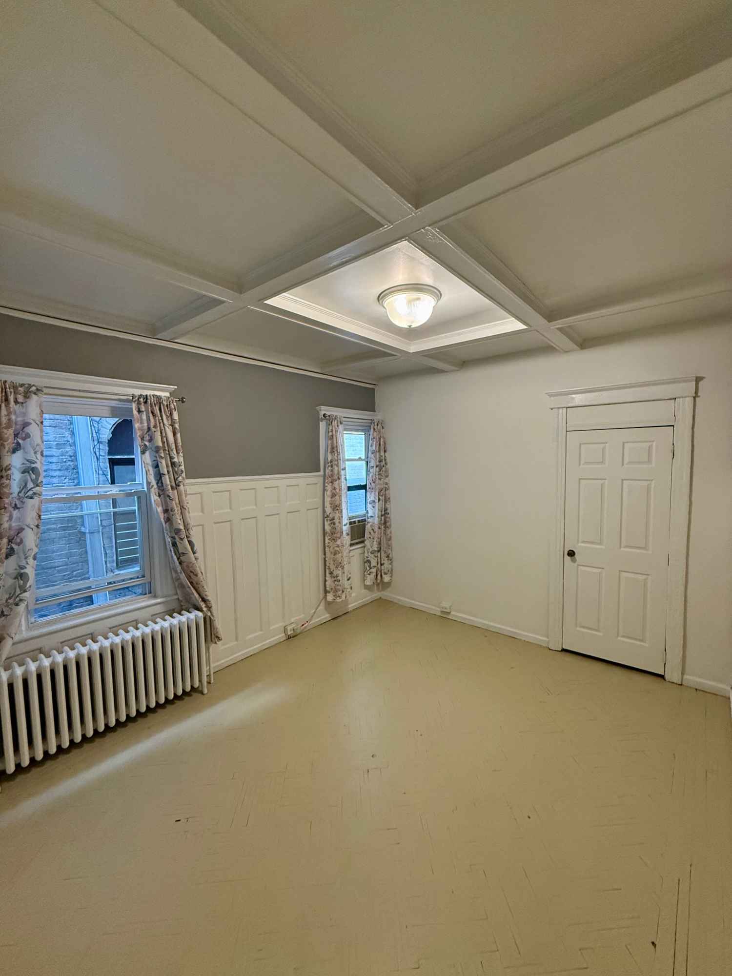 XL Private Room for Rent β Prime Location near Journal Square & St. Peter's University | All Utilities Included!
Looking for a large private space in Jersey City with easy access to NYC? This extra-large bedroom in a clean, 4-bedroom, 1.5-bath apartment on the first floor of a multi-family home is ready for move-in!
π LOCATION, LOCATION, LOCATION
Just 4 minutes to St. Peterβs University β ideal for students or faculty
5 blocks from Lincoln Park β perfect for jogging, biking, or relaxing in green space
1 block to the Manhattan-bound bus stop β straight to Port Authority
17-minute walk to Journal Square PATH station β commute to NYC in under 30 minutes
Surrounded by restaurants, coffee shops, grocery stores, and laundry facilities within a few blocks
Quiet, residential street with easy access to downtown, highways, and public transit
π THE SPACE
Biggest room in the apartment β fits a queen bed, desk, dresser, and more
Tons of natural light, high ceilings, and privacy
Shared access to full kitchen, living area, and 1.5 bathrooms
Utilities INCLUDED (electric, heat, water, high-speed Wi-Fi) β no extra bills
π₯ ROOMMATES
3 respectful, full-time working professionals
Clean, quiet, and drama-free environment
π΅ RENT & TERMS
1 month security deposit required
Available ASAP β wonβt last long!
Serious applicants only
π² TO VIEW THE ROOM:
Text Max 347.254.5256