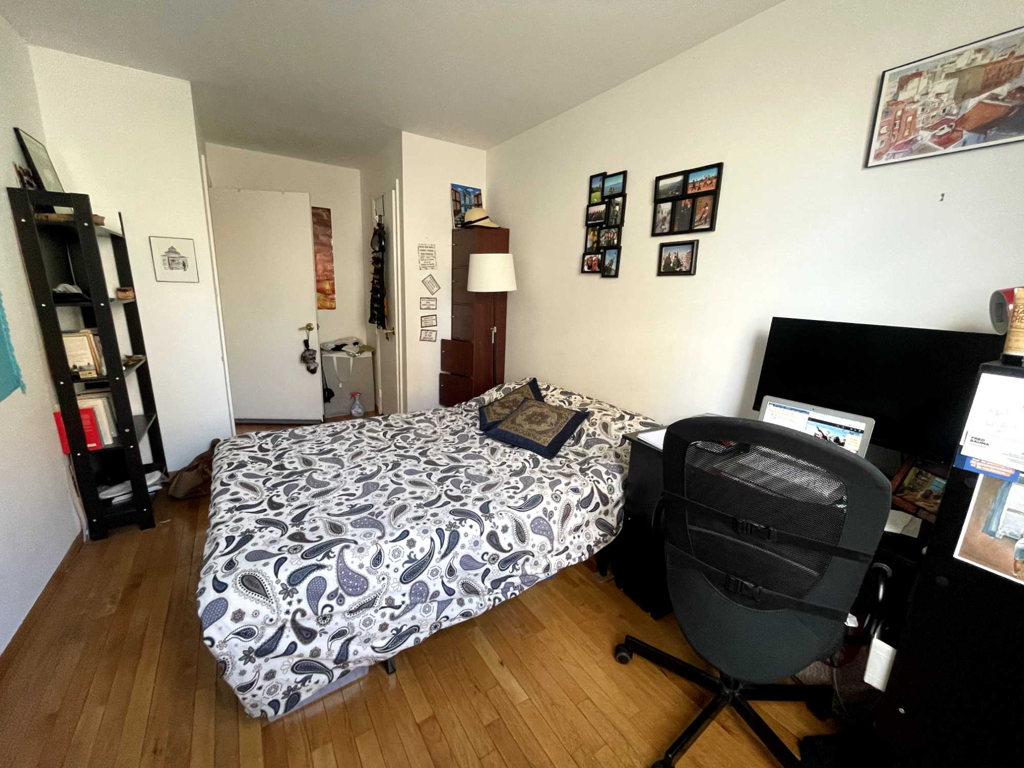 Beautiful, spatious 2-bedroom apartment in one of the quietest streets in Brooklyn! 

Perks:
- Plenty of sunlight in both the living room and the bedrooms. 
- One closet in the room plus additional storage space in the living room
- Room fits a queen bed + office desk + bookshelves comfortably 
- Living room is already fully furnished! If you need any furniture for the room (AC unit, bed frame, desk, bookshelves), we are also selling those too and can discuss a convenient price! 

Location:
- A 3-minute walk to the C; a 7-minute walk from Altantic Ave/Barclays Center (2/3/4/5/B/Q/N/R)
- 10-minute walk from Fort Greene Park
- 1 station stop away from Dekalb Market's Trader Joes and a 10-minute walk to a Whole Foods
- Right by Fulton Ave and Vanderbilt Ave, with plenty of restaurants and nice shops! 

Please note:
- The apartment lease begins July 15th, but the apartment is available starting June 1st (you can start moving things a couple days earlier if needed). 
- Signature of the lease for the full year (July 2024 - July 2025) is REQUIRED before moving in. 
- A credit/income check is required by the landlady before signing the lease. 
- The landlady lives in the unit downstairs. She is a wonderful woman but it does mean that tenants have to be respectful of the place! 