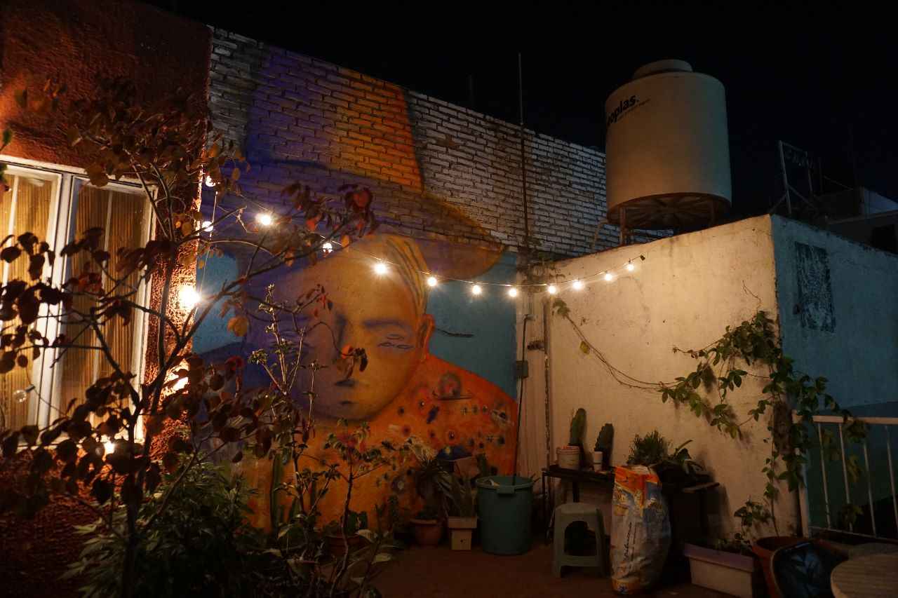 COLONIA AMERICANA $7000 (INCLUYE SERVICIOS)
Disponible a partir del 09 de Septiembre.
Persona limpia, ordenada, tranquila, agradable.
Habitación/estudio amueblada:
-Cuarto privado con vista al Expiatorio y Paraninfo
-2 baños completos compartidos
-cocina
-sala
-comedor
-tapancos
-roof garden
Excelente ubicación frente templo Expiatorio.
vida nocturna, comida callejera cerca, bares, tiendas, papelerías, gimnasio, alberca, cine, templos, museos, librerías, estación de tren, rutas de camiones, estaciones de bici.
Todo caminando a menos de 5 min.