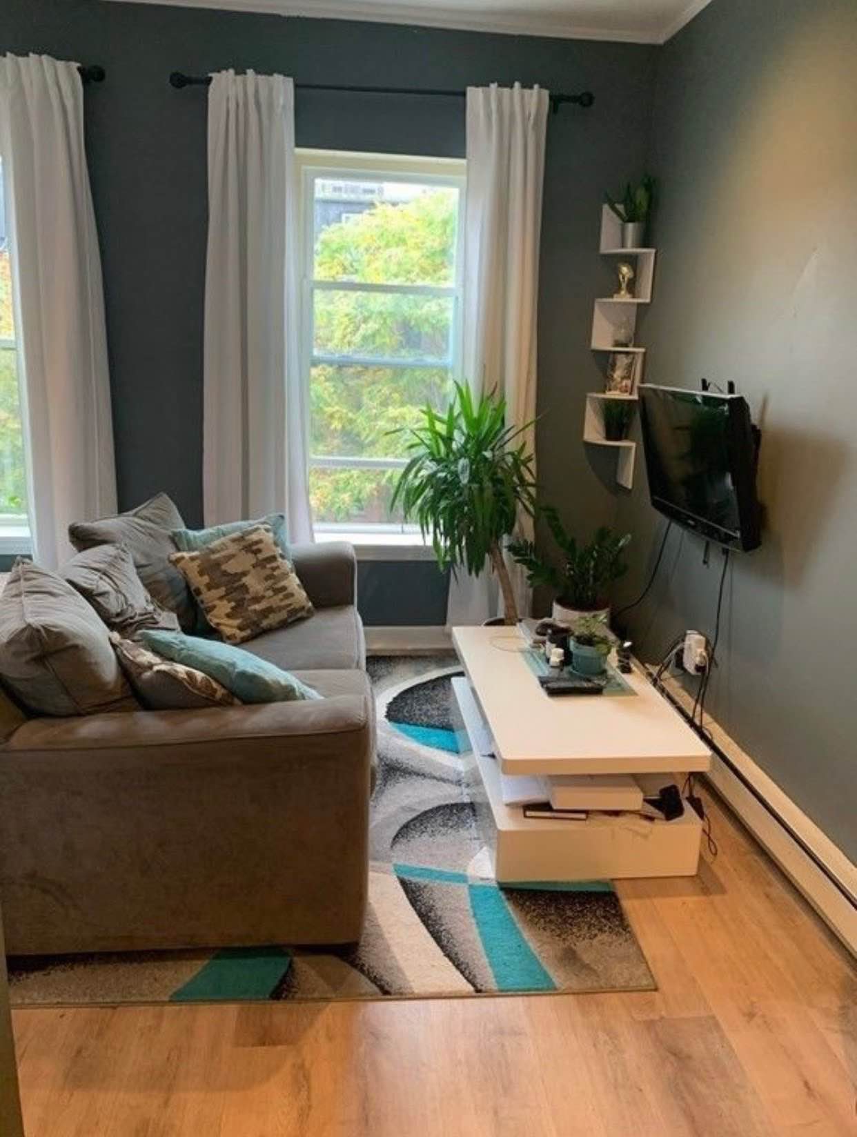 A SPACIOUS STUDIO LET
a private and furnished studio and all utilities are included in the rent.the room amenities include a private kitchen,bath,cable,wi-fi dishwasher,laundry hardwood floor,parking and pets are allowed,,, contact me for more information about the place for quickest response (Battadnavos@gmail.com)