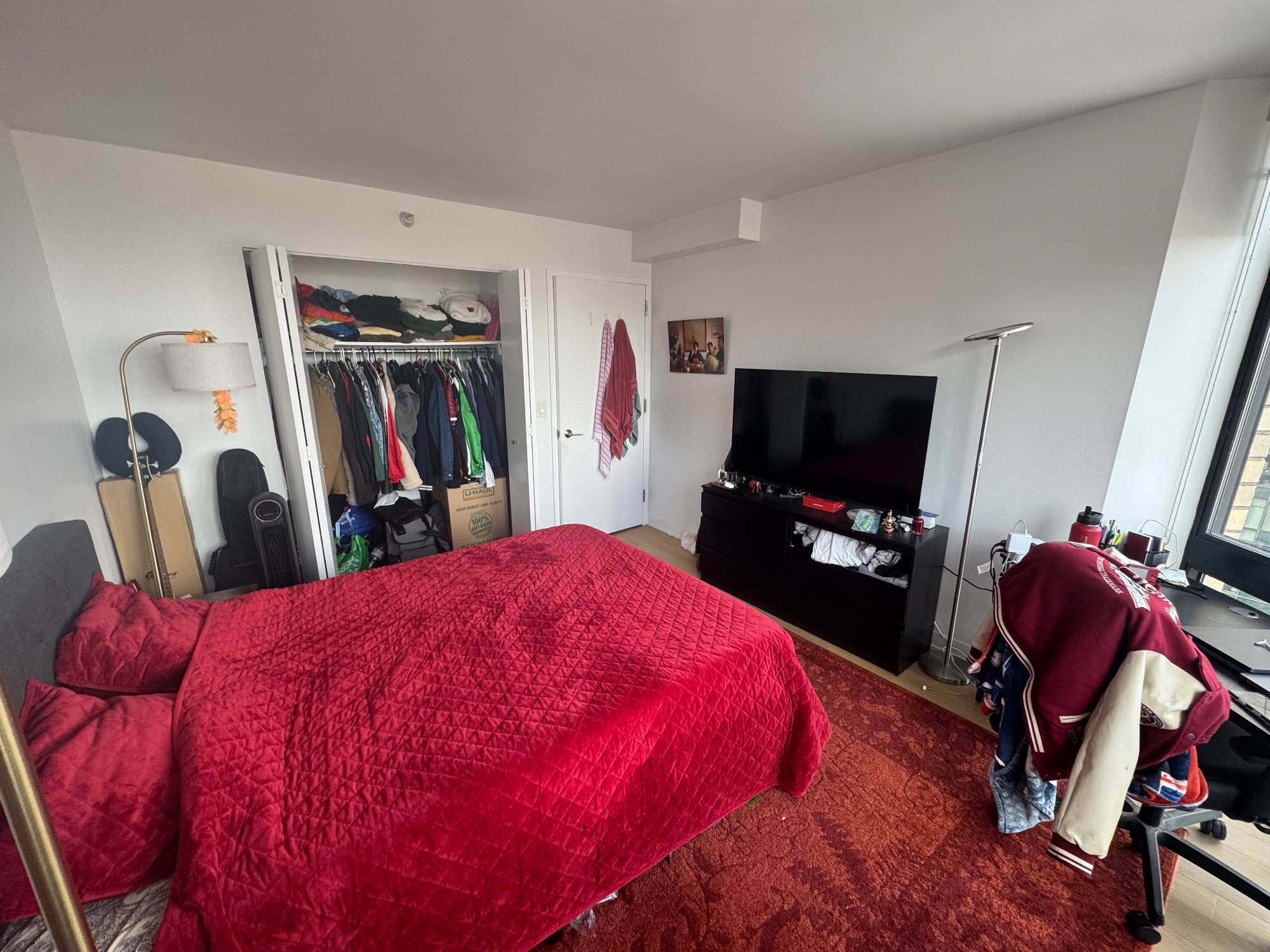 Private Room in 3 Bed / 2 Bath Manhattan High-Rise - 40th Floor w/ Hudson Views | Full Amenities | Times Square

Looking for a third roommate to sign a lease renewal with (2 roommates already live here) for a large private bedroom in a modern, luxury high-rise apartment in the heart of Midtown Manhattan

Availability: From November 30th for a one-year lease

Rent: $2,417/month - only a $350 deposit

Location: Right behind Port Authority Bus Terminal, steps from Times Square

Unbeatable Transit Access:
1-minute walk to ALL major subway lines (A, C, E, 1, 2, 3, 7, N, Q, R, W, S)
Access to MTA + NJ Transit buses, and long-distance buses
Uber Shuttle service to LGA & JFK directly outside the building

Building Amenities:
Gym
Laundry Room
Outdoor Terrace
Elevator 
Doorman