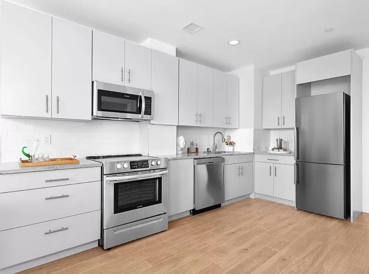 Exquisite one bedroom apartment fully furnished with all bills inclusive in the monthly rent. Located in a very lovely neighborhood. pets are allowed. For more info on how to secure the apartment and move in, please email me on (donnelfell@outlook.com) for more information.