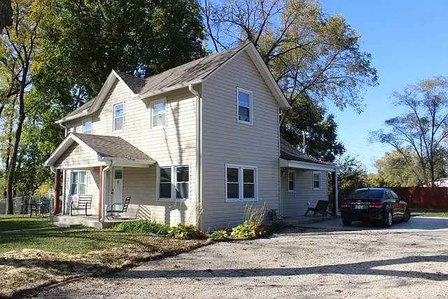 Life here is relaxed and family-friendly. Mornings are usually quiet, with the kids getting ready for school, and the house is calm during the day. Evenings are spent cooking dinner, hanging out in the living room, or enjoying time in the backyard with the dog and cat. You’ll have your own private space to work, relax, or study, and shared areas are kept clean and comfortable.
Before moving in, it’s helpful to know that living with kids means there’s always activity in the house, and pets are part of the daily routine. If you enjoy a warm, welcoming environment and are considerate about noise and shared spaces, this is a great fit.