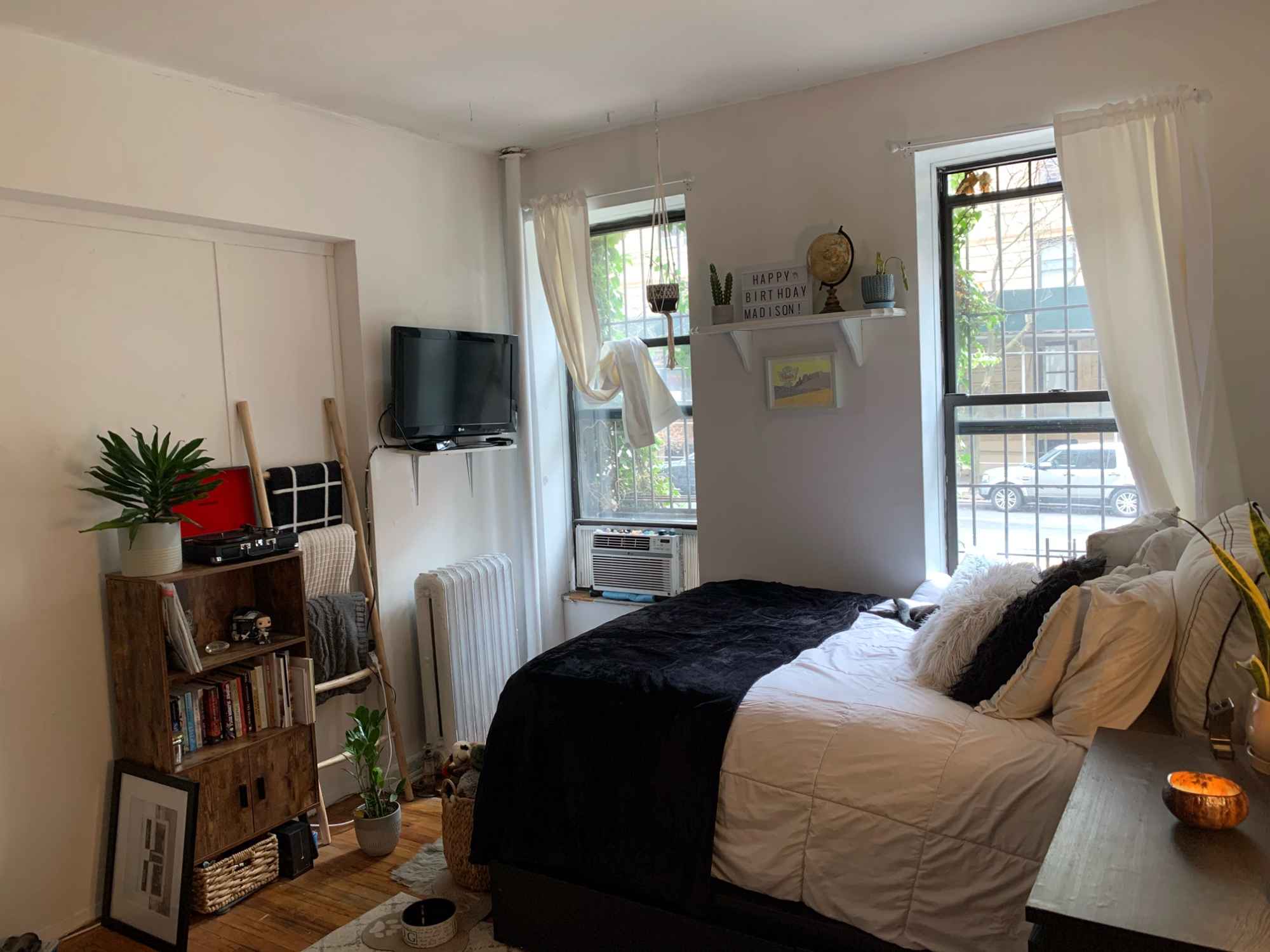 Hi people,
We have a room available to rent on UWS and are looking for a new roommate.
The apartment is huge, it’s a 4 bedroom apartment, The room is big and renovated, New bed with 2 build in closets, A/C, cables and internet. We have Big new kitchen Laundry in the building.
The apartment is built perfectly for roommates, every one has their own space and privacy. currently we are 2 people in the place,
The location is amazing and the neighborhood is beautiful- on West End Ave., one block from the park, and right near the subway. (1 & express 2,3). Walking distance to Colombia University.
The room is furnished but we can empty it out if you want to bring your furniture.
Hi people,
We have a room available to rent on UWS and are looking for a new roommate.
The apartment is huge, it’s a 4 bedroom apartment, The room is big, A/C, cables and internet. We have Big new kitchen Laundry in the building.
The apartment is built perfectly for roommates, every one has their own space and privacy. currently we are 2 people in the place,
The location is amazing and the neighborhood is beautiful- on West End Ave., one block from the park, and right near the subway. (1 & express 2,3). Walking distance to Colombia University.
The room is furnished but we can empty it out if you want to bring your furniture.
We are looking for a male or female 20-40 yo, easygoing, who can be a roommate but also a friend who sometimes loves to have a chat in the apartment and enjoy a good glass of wine. We take care of our apt. and we like to keep the common space clean.
The rent is 1500$ a month. Room is available Aug 1st. - Long term preferred but we can do short terms. Please message me if interested for more details and showing. Cheers.