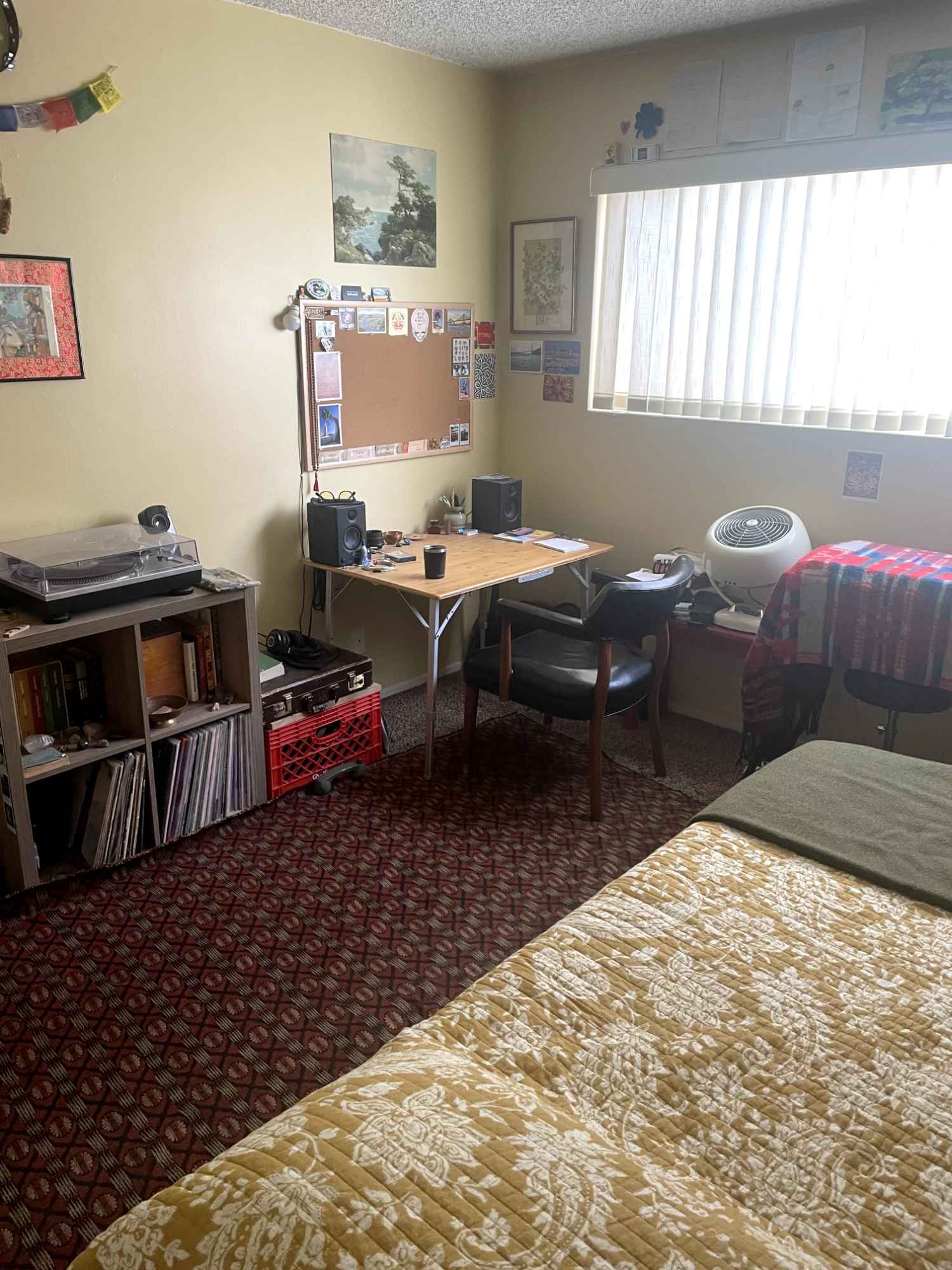 Room for rent in Belmont Heights, major cross streets are broadway & Redondo, just a few blocks from the beach! The room is unfurnished and will be ready to move in after August 31st when our old roommate leaves. Currently inhabited by two young professionals, both work full time, and are motivated to pursue career goals and or passions. We’re trying to find a focused and dependable person that can match that energy. Rent is $1000 + utilities (which can very) +Internet = (a month). We'll need the first months rent and a $1500 security deposit upon moving in. We spilt utilities and internet amongst the roommates. There’s laundry on site, quarter machines with lots of space for clothing. Only the room is available for storage. The common areas are furnished and decorated by me and will remain as such. Kitchen space is divided up so theres room for personal cookware. No pets and this is not a party house. Anyone interested please email me on Craigslist with your phone number and tell me a little bit about yourself.