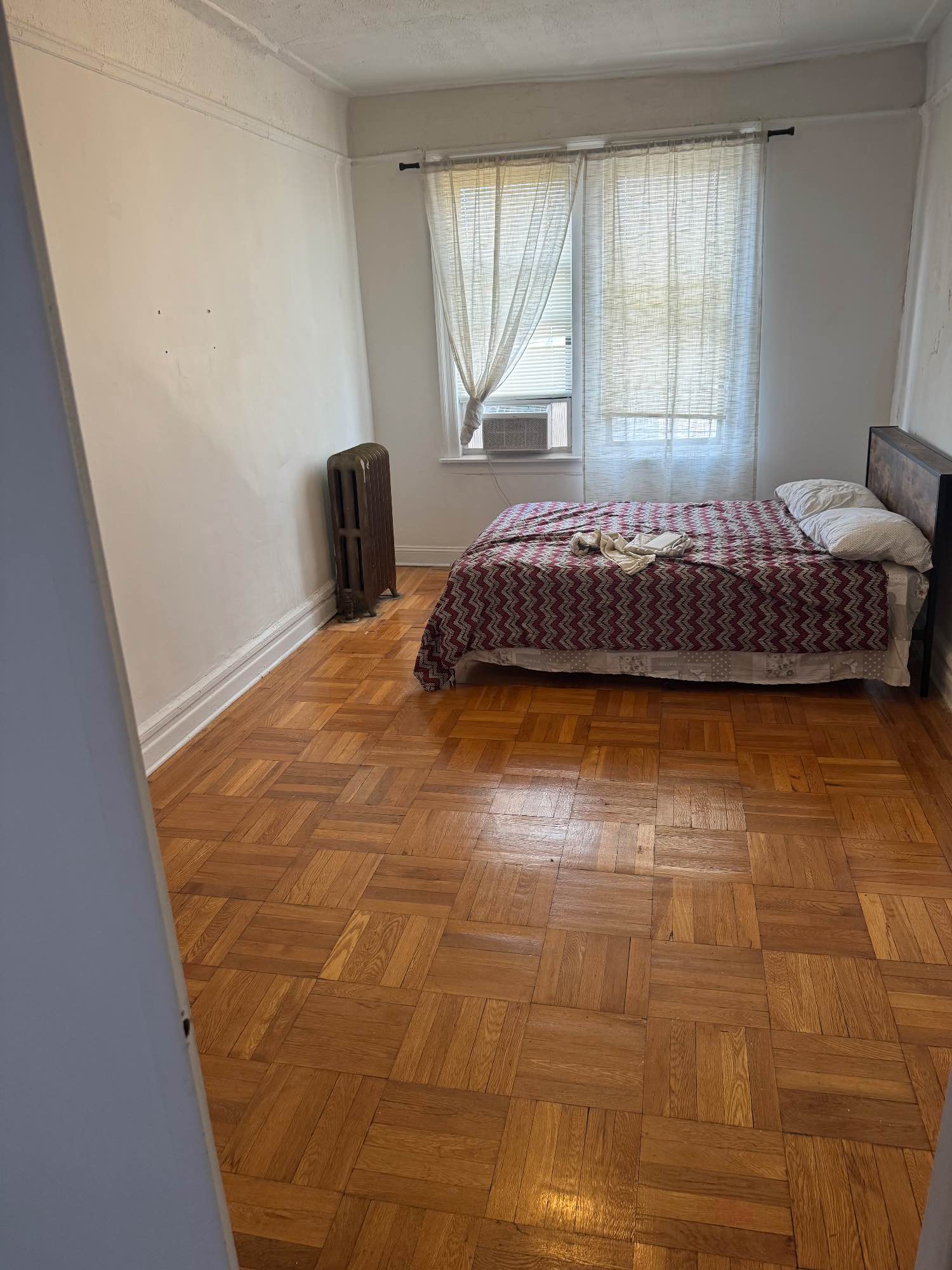 Hello all!
I have a room available in Washington heights, in a safe area and quiet area.
-It’s a 3 Bedroom with a great living room, bathroom and kitchen space. The room itself is a great fairly spacious room, with a bed. I am the only person living here now but am looking to fill the other rooms.
- Nice safe area, plenty of food spots. 1 block away from the 1 train. 5 minute walk to the A train.
About me: Computer engineer professional working in the FIDI area. (40 minute commute). I work onsite everyday.
Clean and respectful, all I ask is for you to be same.
-Short or long term is ok with me.
-Rent is negotiable.
Happy to do a video chat to show you the place.