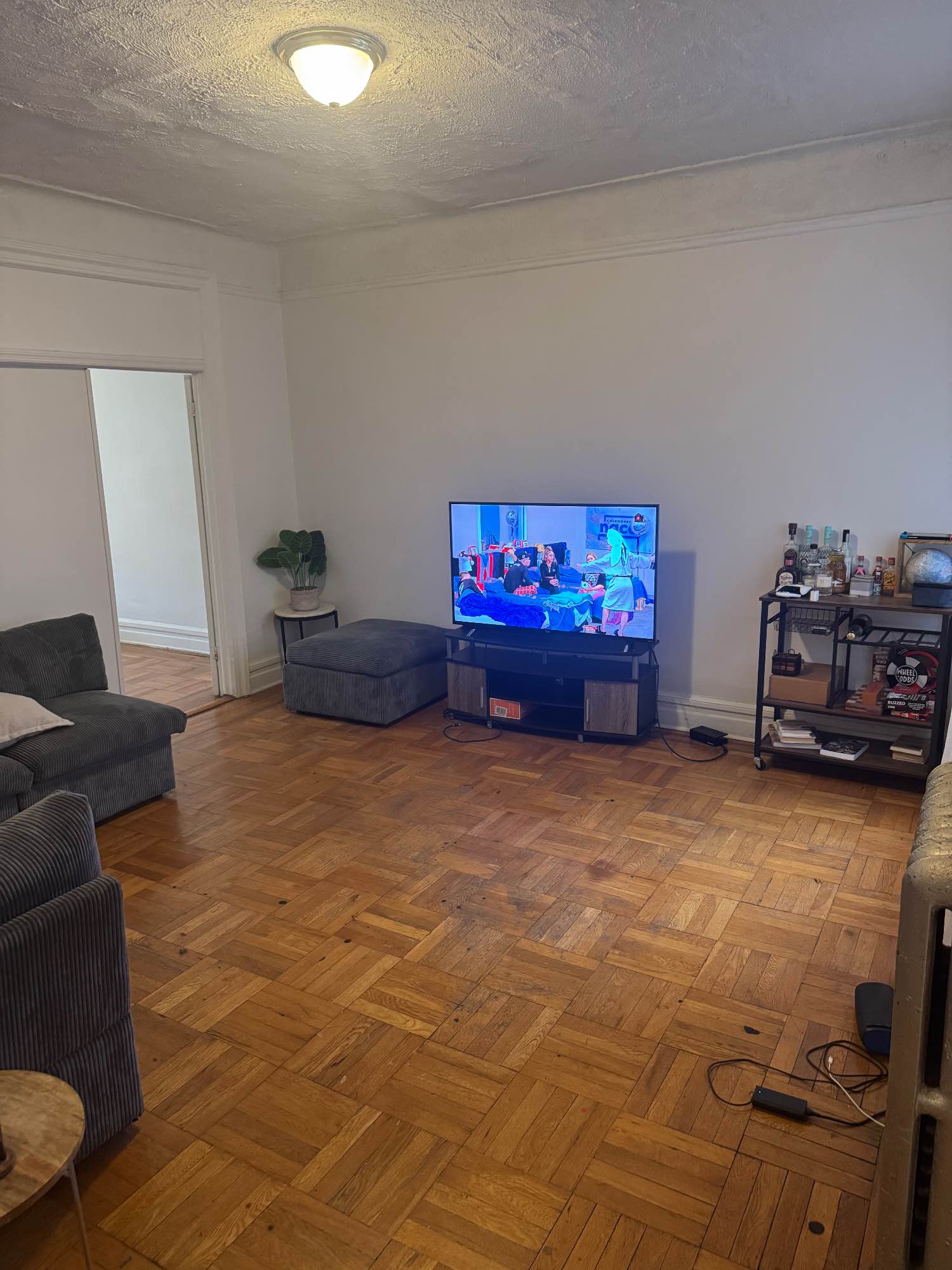 Hello all!
I have a room available in Washington heights, in a safe area and quiet area.
-It’s a 3 Bedroom with a great living room, bathroom and kitchen space. The room itself is a great fairly spacious room, with a bed. I am the only person living here now but am looking to fill the other rooms.
- Nice safe area, plenty of food spots. 1 block away from the 1 train. 5 minute walk to the A train.
About me: Computer engineer professional working in the FIDI area. (40 minute commute). I work onsite everyday.
Clean and respectful, all I ask is for you to be same.
-Short or long term is ok with me.
-Rent is negotiable.
Happy to do a video chat to show you the place.