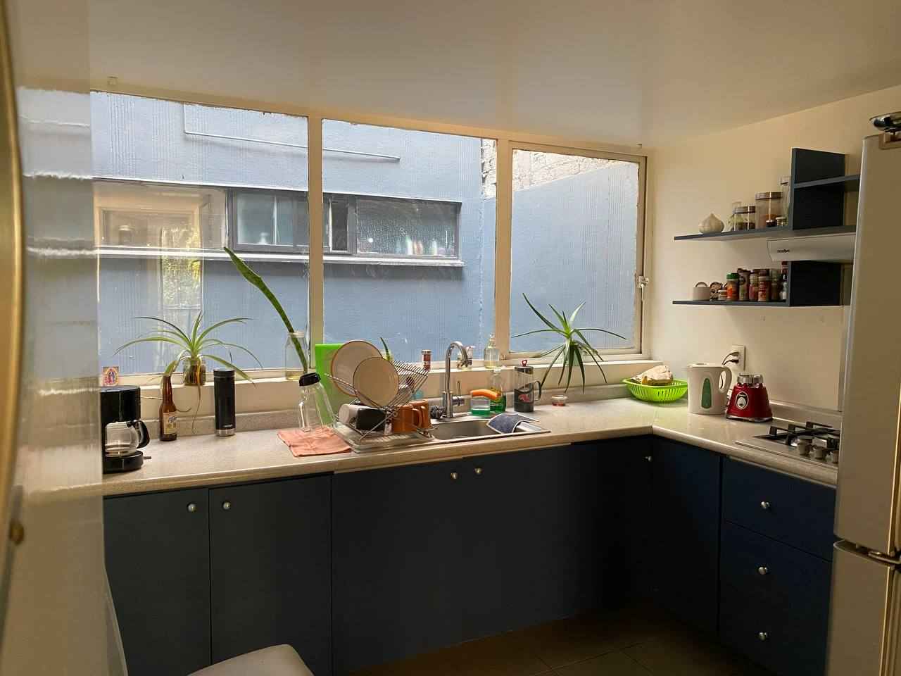 Es un Depa grande (120m) y muy iluminado, son 3 habitaciones + 1y1/2 baños. Está por ahora disponible el cuarto “pequeño” (es de aprox 3.5x3.5), pero igual tiene una ventana grande y un clóset re amplio, y el espacio da super cómodo para una cama matrimonial.
Está en la Obrera, muy cerca de eje centra a dos cuadras de metro obrera y unos 10min de San Antonio Abad y Lázaro Cárdenas.
Las recámara no está amueblada pero el departamento sí, hay lavadora, cocina, sala, etc., todo es de uso común, sin embargo hay algunas reglas específicas respecto al uso común de espacios y utensilios.
En el depa vive mi gatita entonces por el momento preferimos a alguien sin animalitos.
La renta incluye servicios (internet, agua, luz, gas). Uno de los temas más importantes para nosotras es construir un hogar con una convivencia chida y hacernos cargo de la limpieza entre todes, la convivencia y la limpieza son temas fundamentales.
Los que nos parece muy importante respecto de los acuerdos de convivencia es:
contemplar la casa como un hogar compartido, que haya comunicación y podamos construir armonía;
mantener recogido y limpio siempre y hacernos cargo de la limpieza a profundidad cada 15 días, cada quien la de su recámara y juntas la de la casa a través de una división de tareas;
sólo hacer fiesta muy de vez en cuando;
ser chidxs, proactivxs, clarxs, respetuses con cada quien y su espacio
compartir los gastos del hogar que sean necesarios: arreglos, productos de limpieza etc.
Si luego de leer esto, sigues sintiendo que es un lugar para ti y te gustaría agendar una visita y una conversa para conocernos, me avisas y nos ponemos de acuerdo.
Las recámaras no estarán amuebladas, pero el departamento, hay lavadora, cocina, sala, etc.
La renta son 5000 con servicios incluidos (internet, agua, luz, gas).
Para nosotras lo más importante es la convivencia chida y la limpieza.